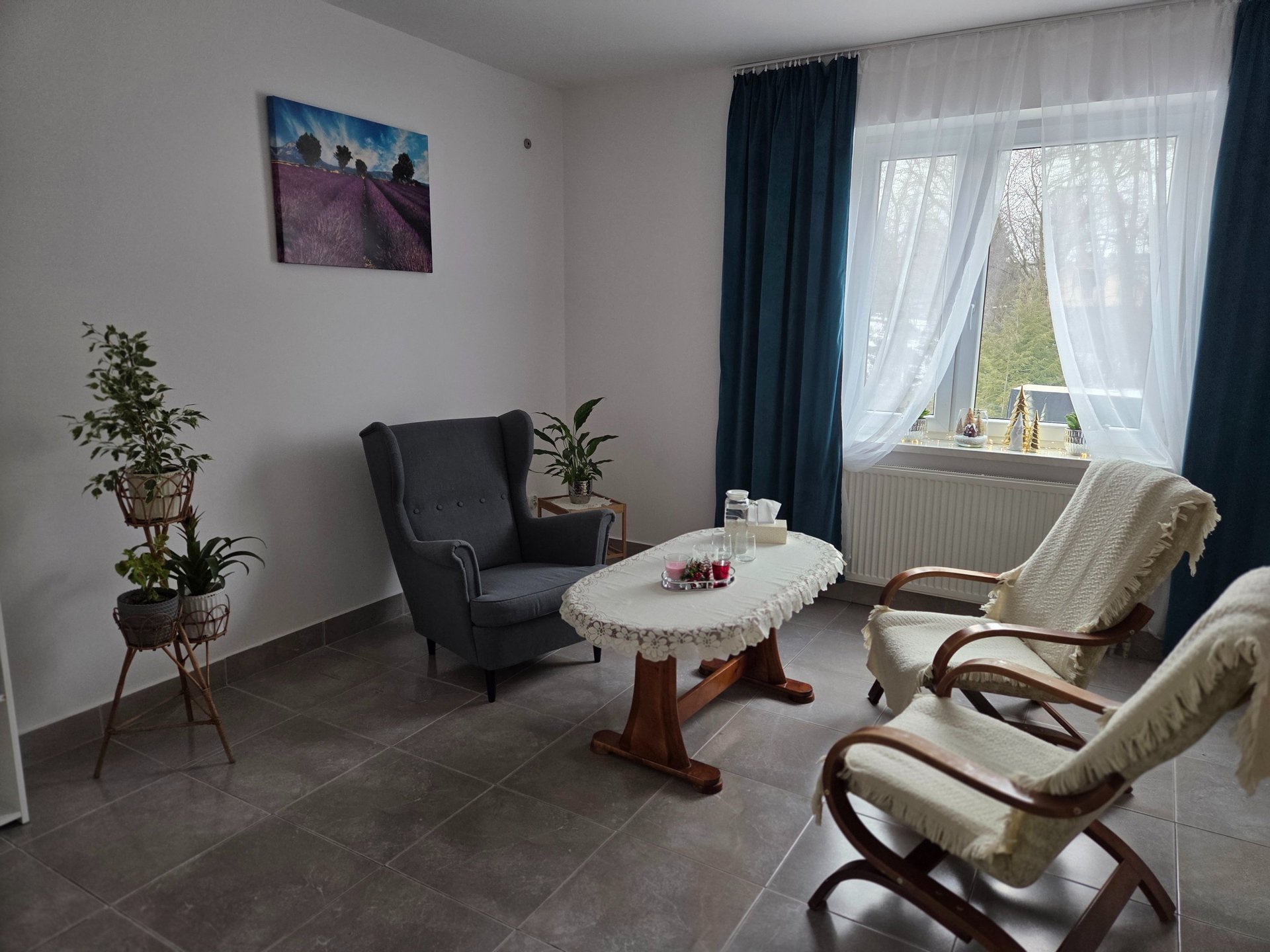 gray computer monitor