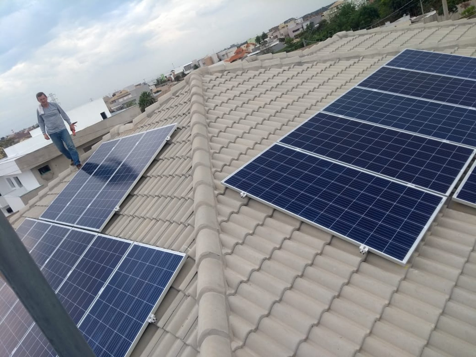 gray computer monitor