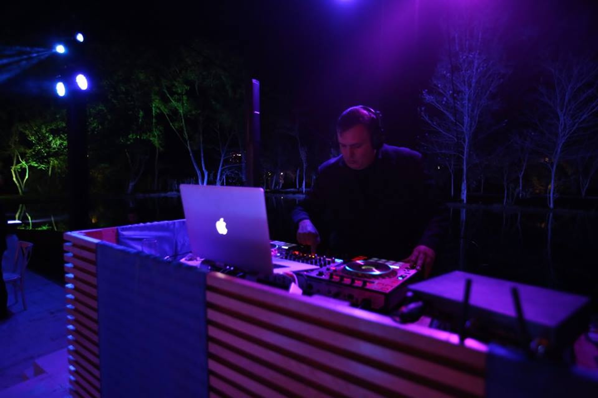 gray computer monitor