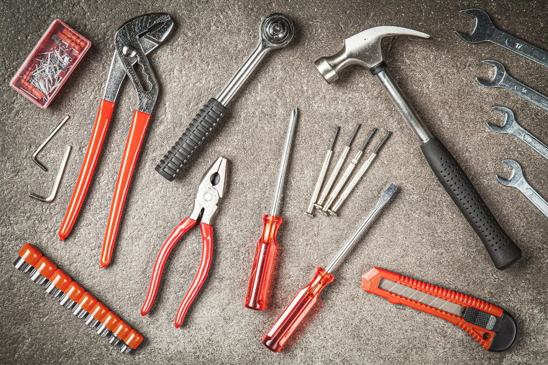 a group of wrenches arranged in a circle
