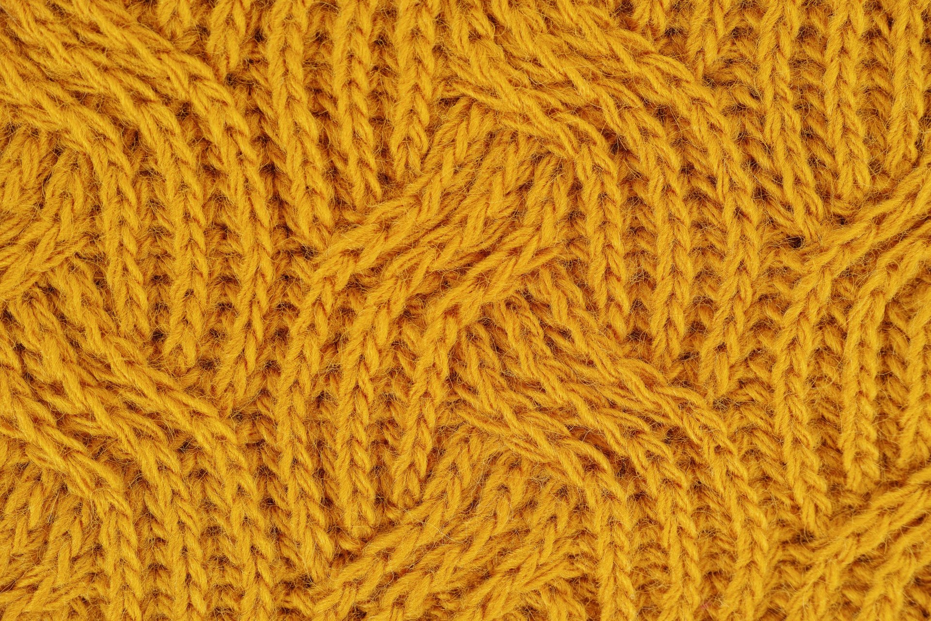 arete amarillo hecho a mano con chaquiras y piedra natural en modelo