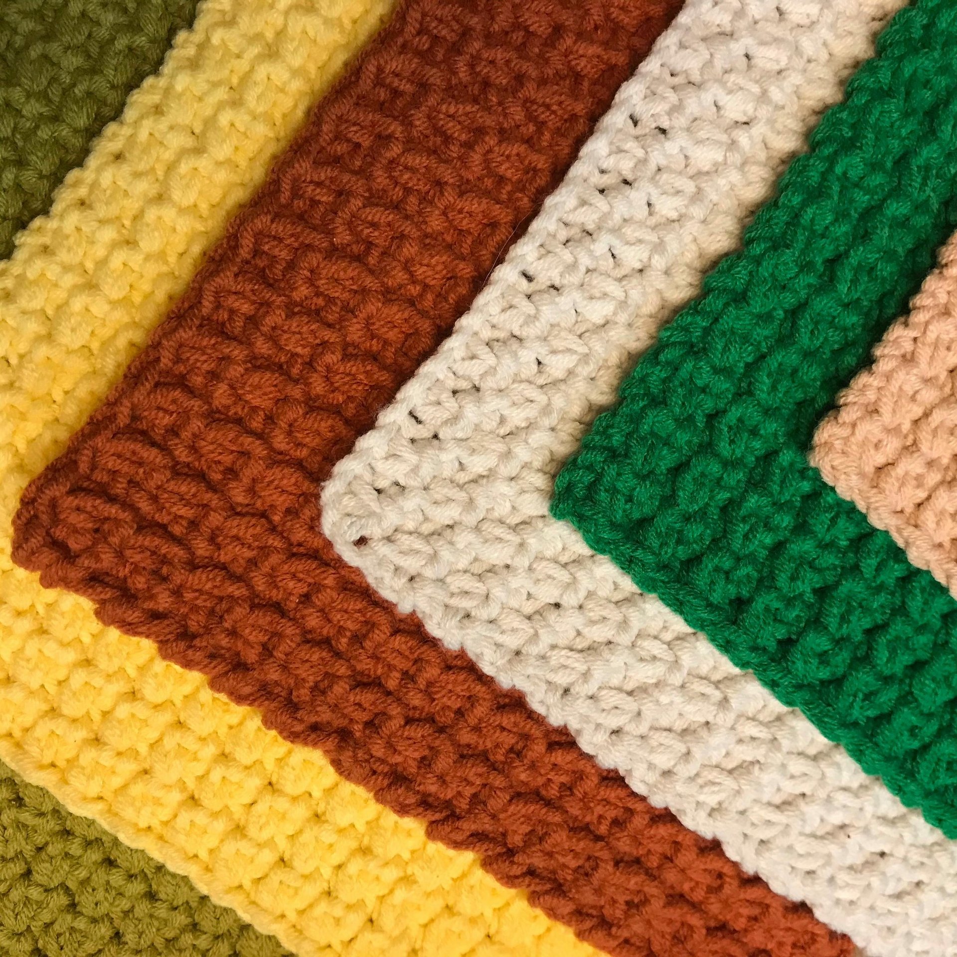 muetras de tejido de crochet en diferentes colores 