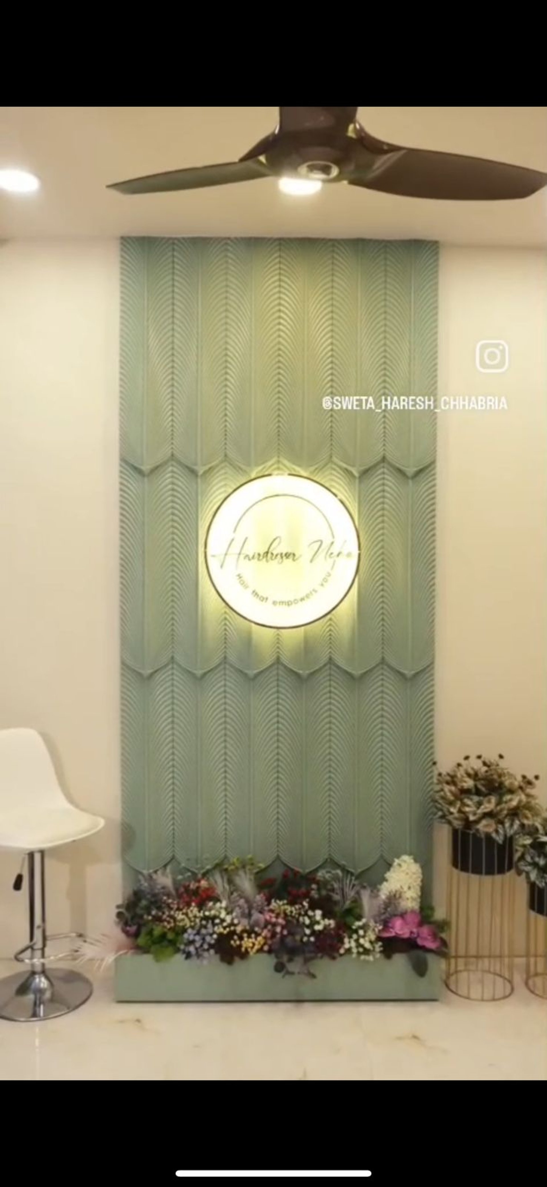 gray computer monitor