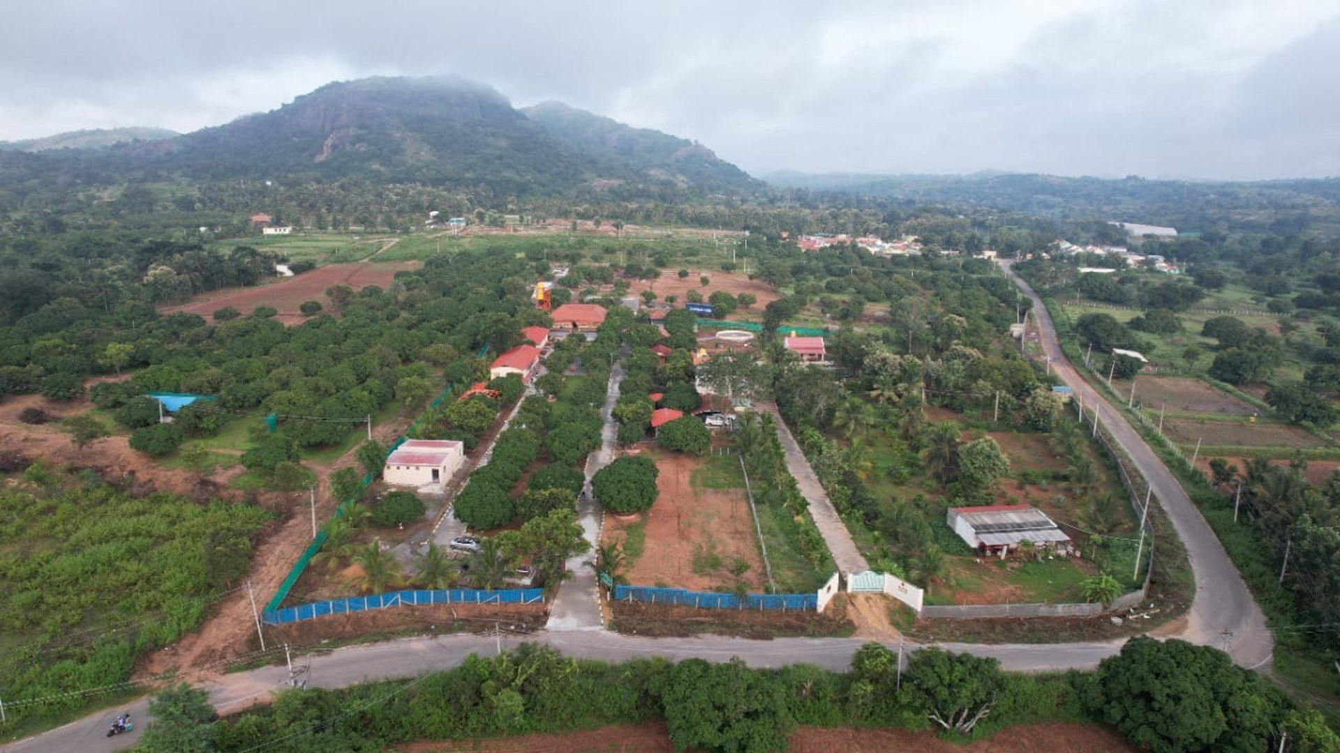 gray computer monitor