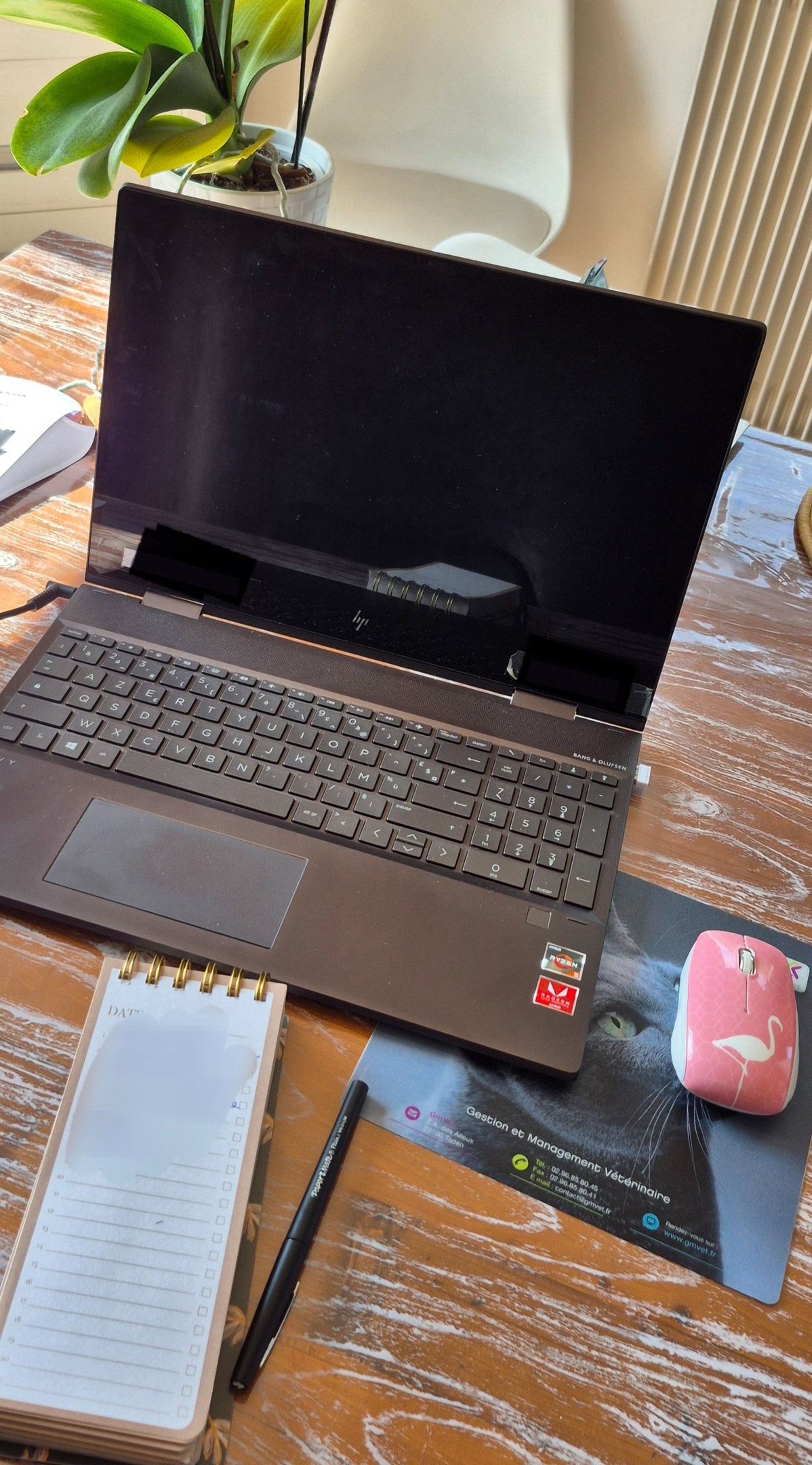 gray computer monitor