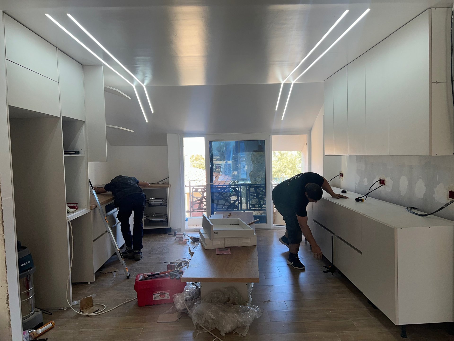 gray computer monitor