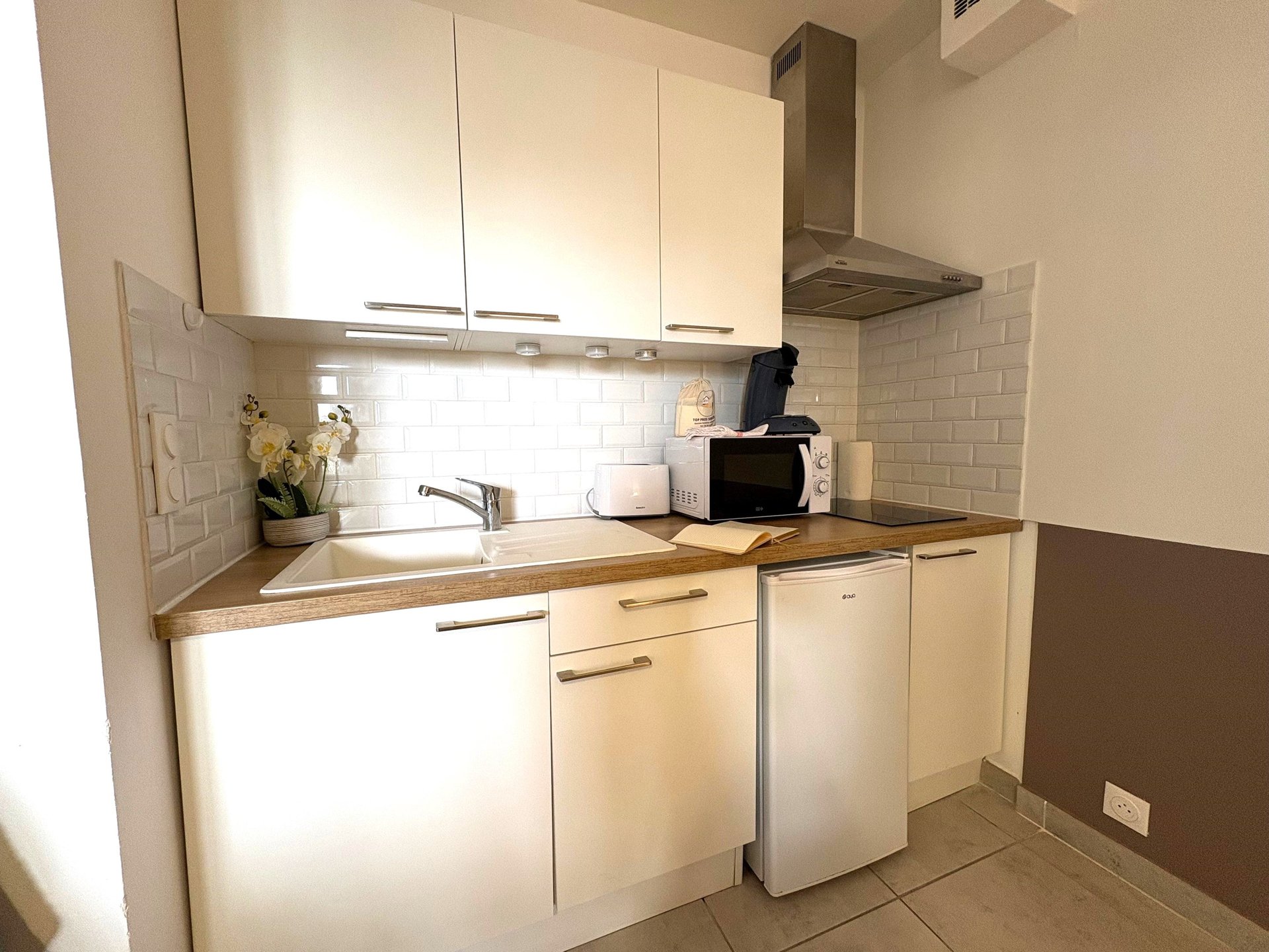 white ceramic sink with stainless steel faucet