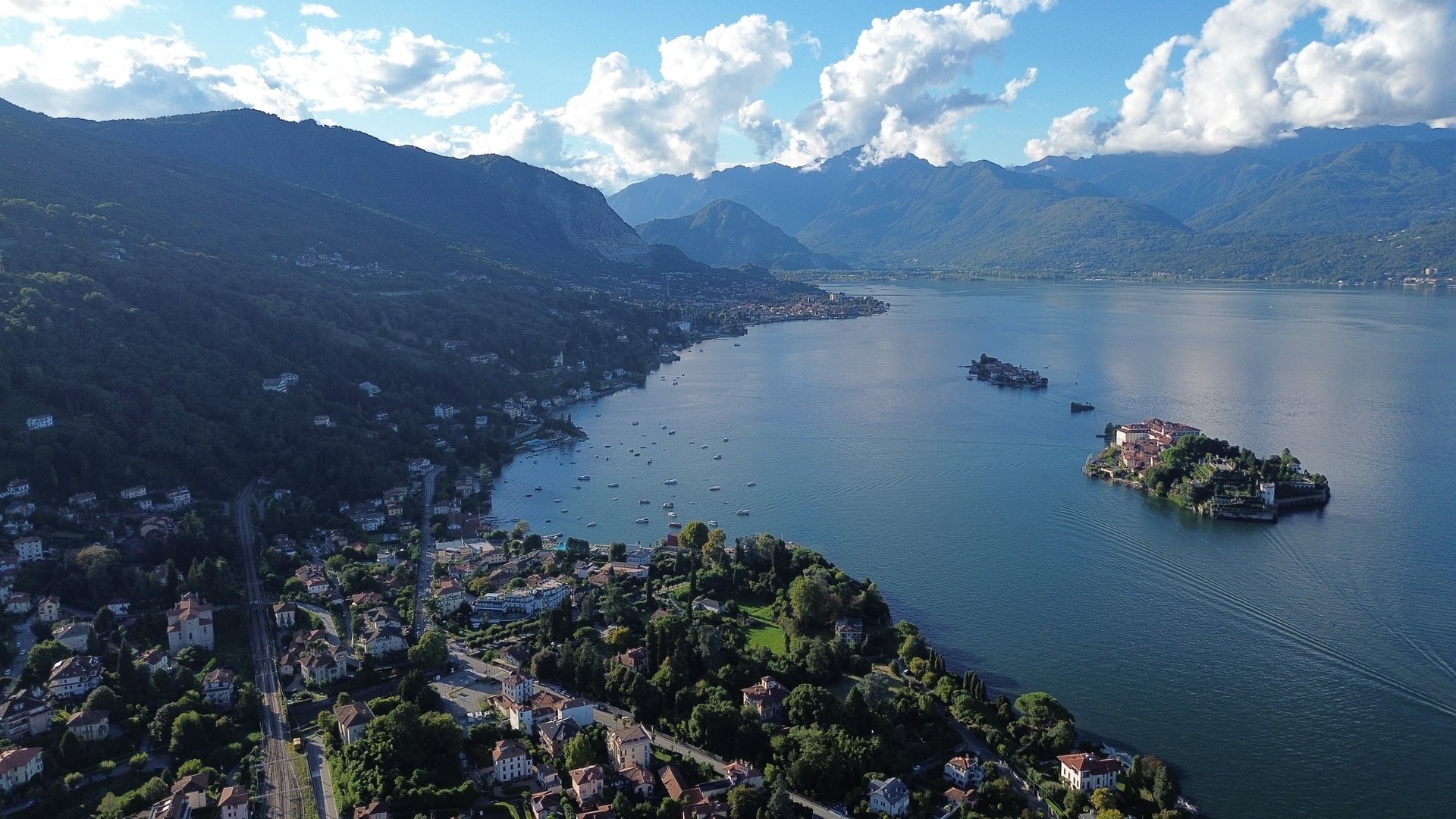 gray concrete building