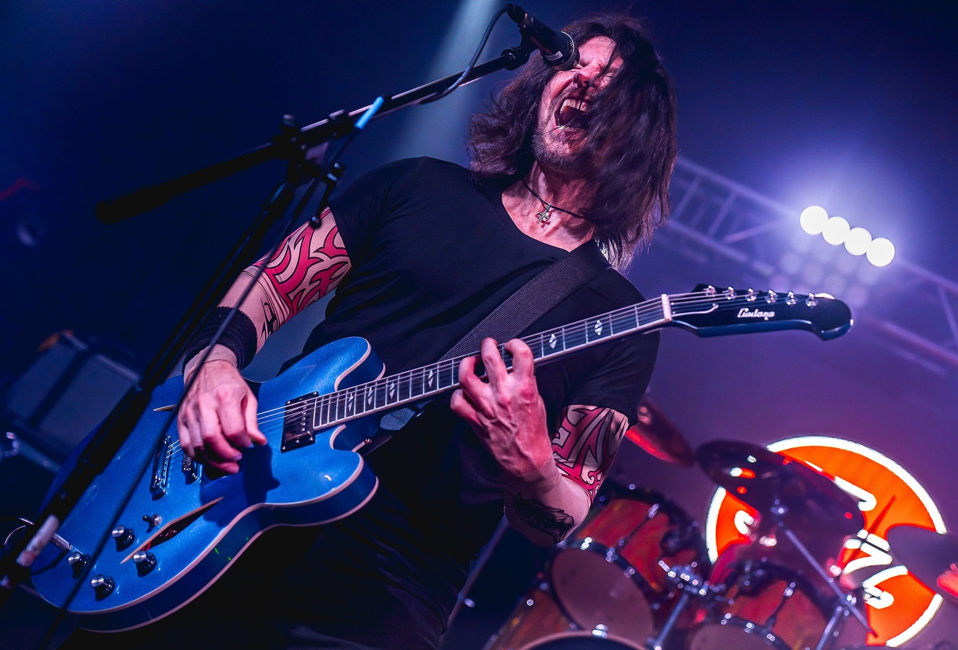 gray computer monitor