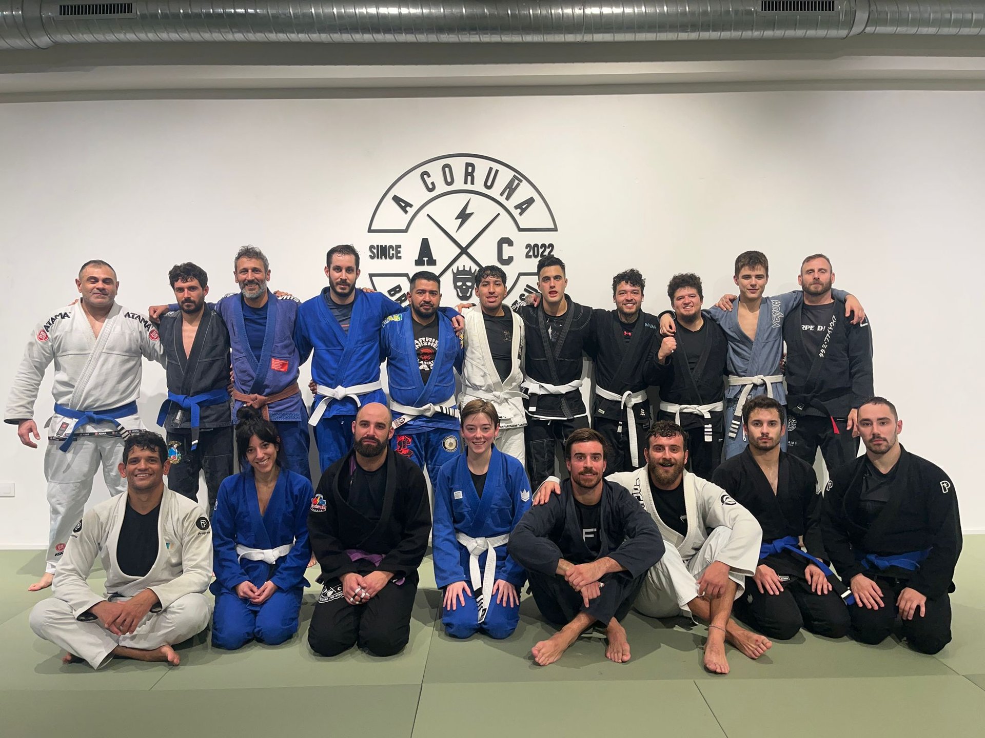 gray computer monitor