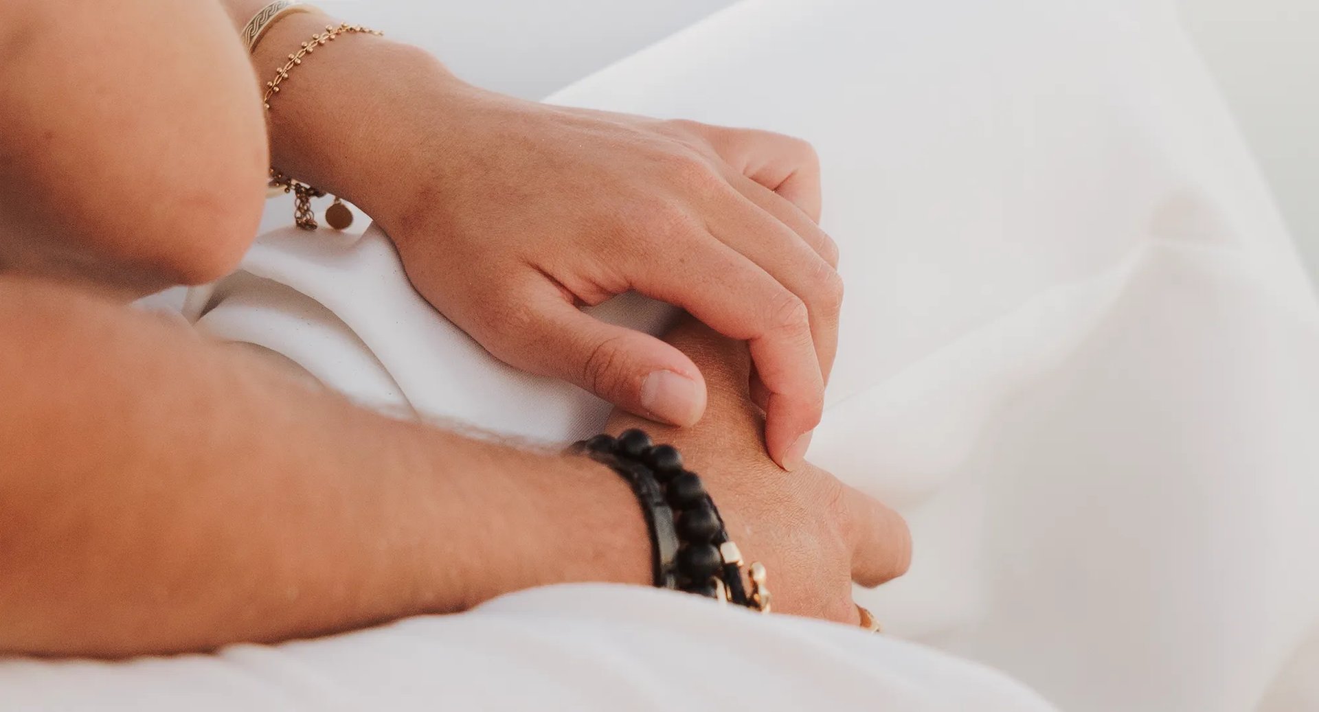 Gros plan artistique lors d'une séance photo de couple par le photographe Romain Daniel, la plage du Veillon en Vendée