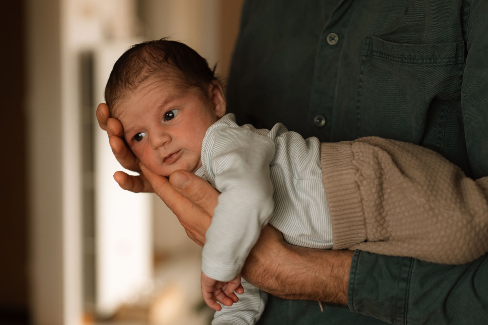 Neugeborenen Fotos Newbornshooting Babyfotos in Wiener Neustadt daheim homestory zuhause gemütlich authentisch Sophie Sara