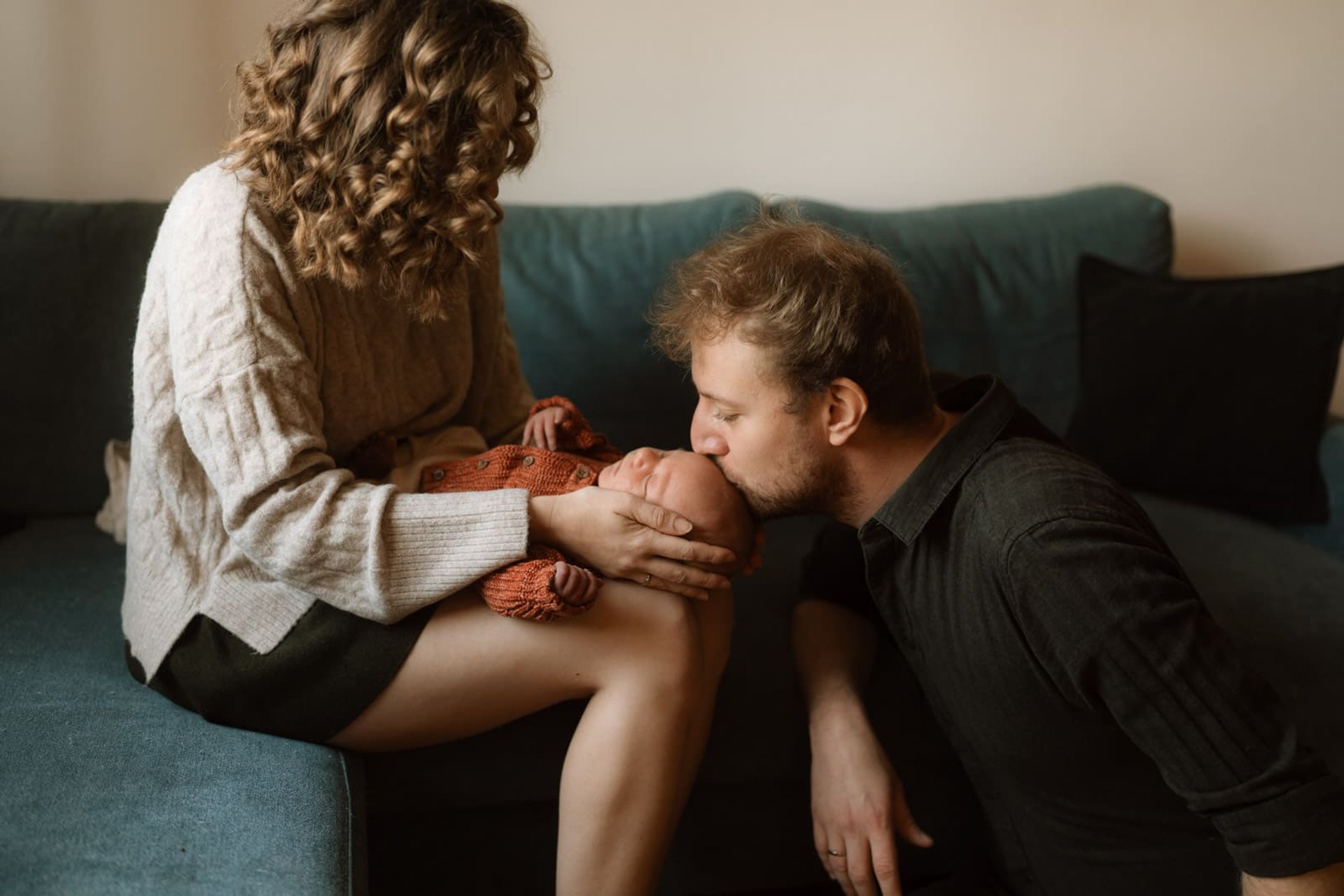 Neugeborenenfotos in Wiener Neustadt - wann ist der richtige zeitpunkt für babyfotoshooting? Familie homestory warm natürlich