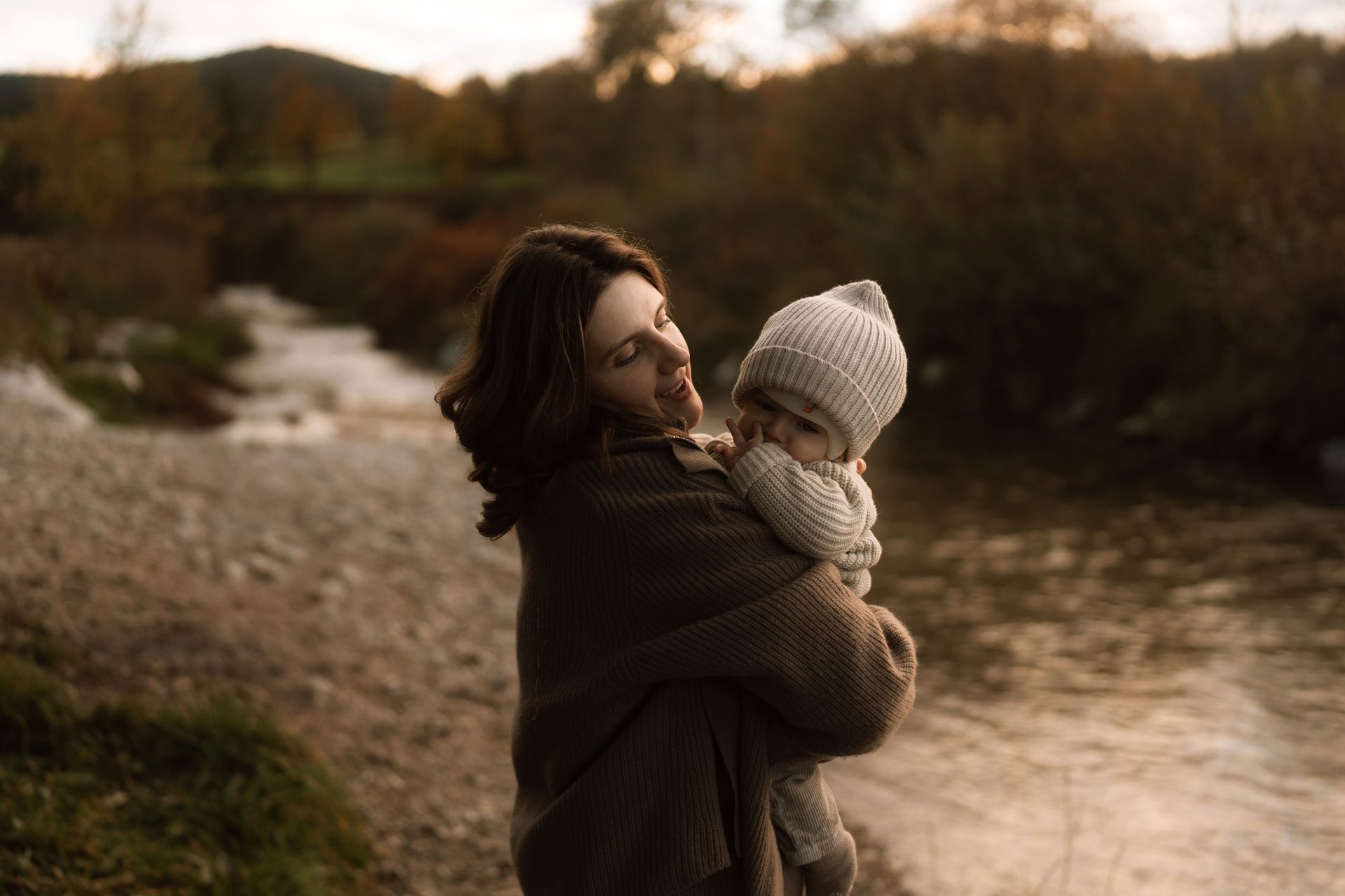 Mama mit Baby Foto bei Sonnenuntergang Neugeborenenfotos Babyfotos Familienfotos warm natürlich Fotograf in Wiener Neustadt