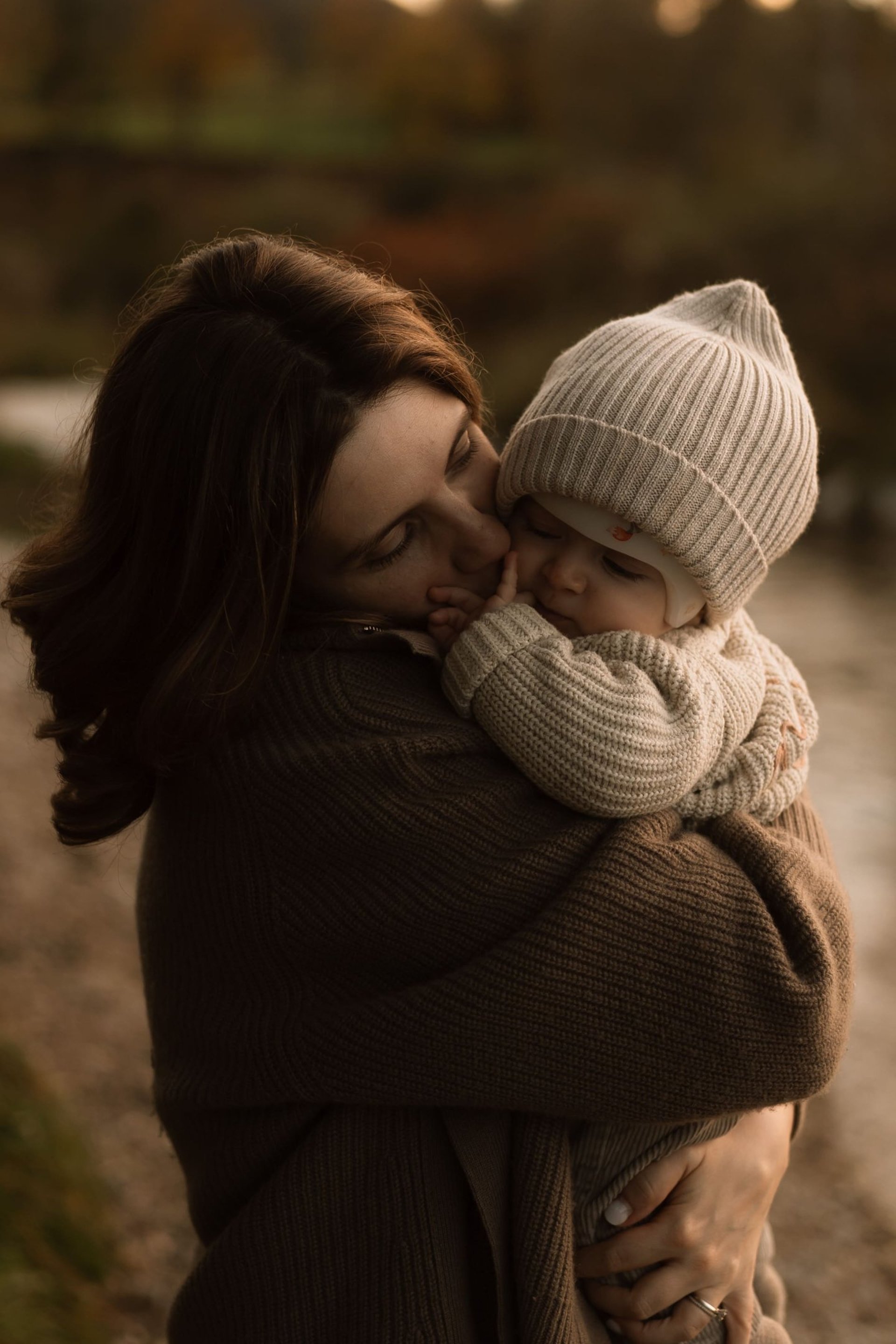 Mama mit Baby Foto bei Sonnenuntergang Neugeborenenfotos Babyfotos Familienfotos warm natürlich Fotograf in Wiener Neustadt