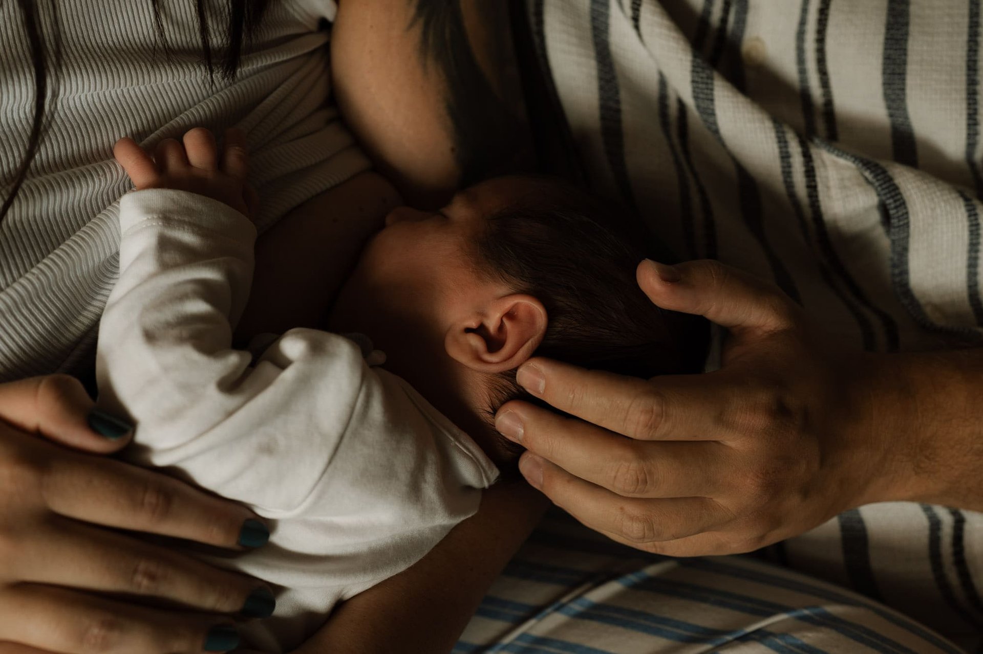 Familienfotos Fotograf Wiener Neustadt Babyfotos familienshooting natürlich und warm homestory gefühlvoll Neugeborenes Kind