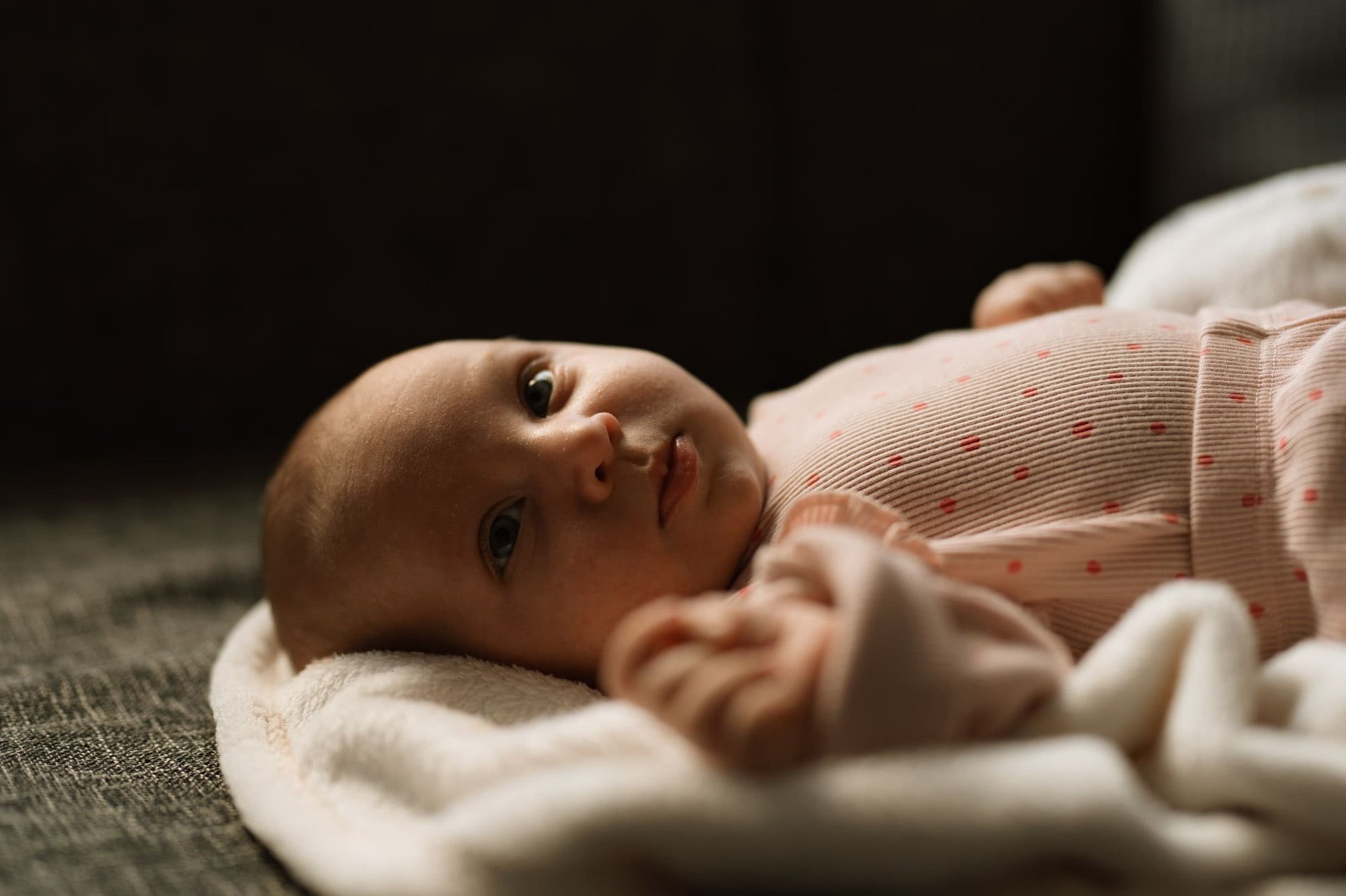Newbornfotoshooting Babyfotos Neugeborenenfotos Fotograf Wien natürliche ungestellte storytelling cinematic Newbornfotoshoot