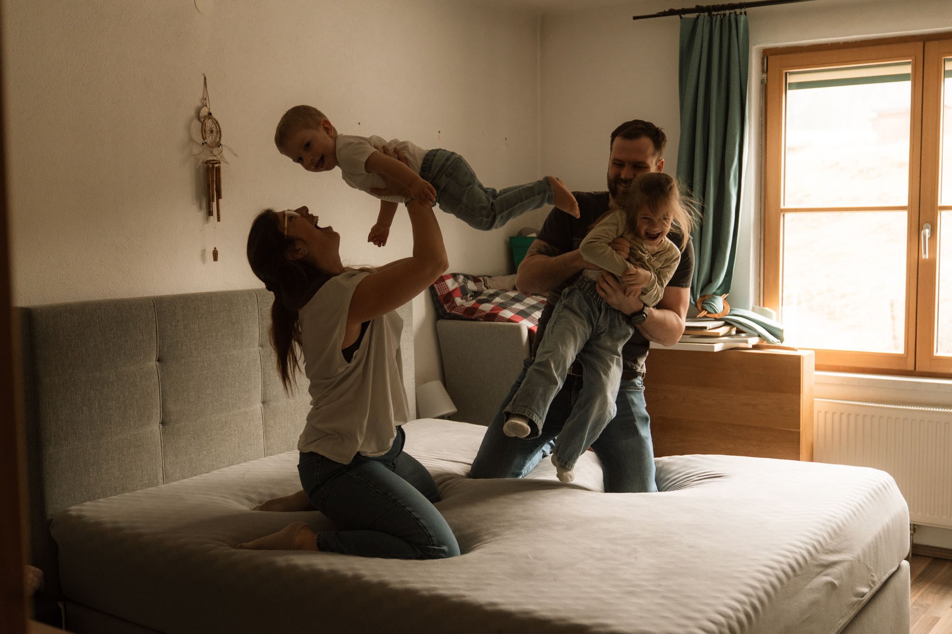Homestory Familienfotos Familie tollt im Bett Sophie Sara Fotografie Fotograf in Wr. Neustadt