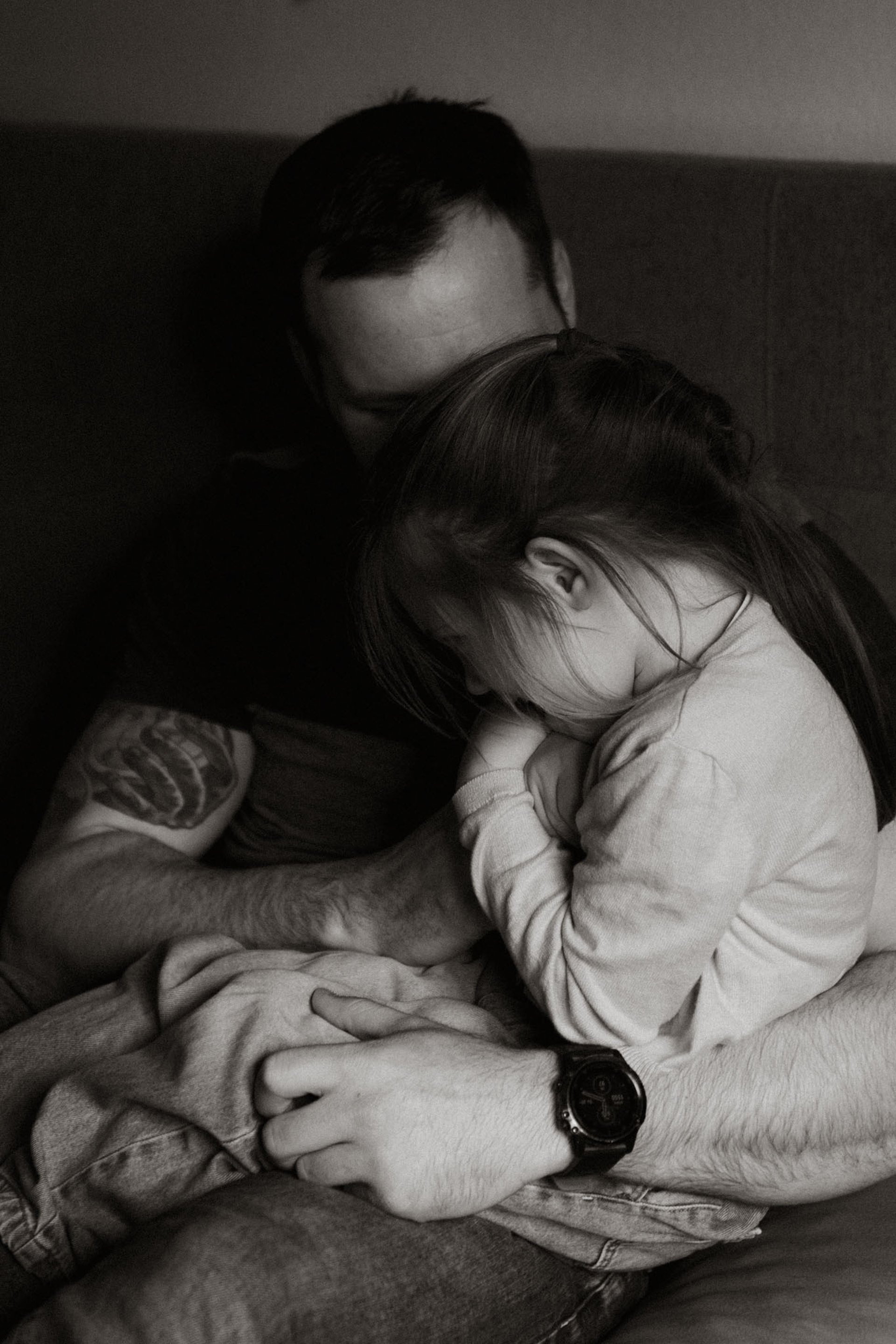 Vater mit Tochter beim kuscheln homestory Familienfotos Familienfotograf Sophie Sara Fotografie