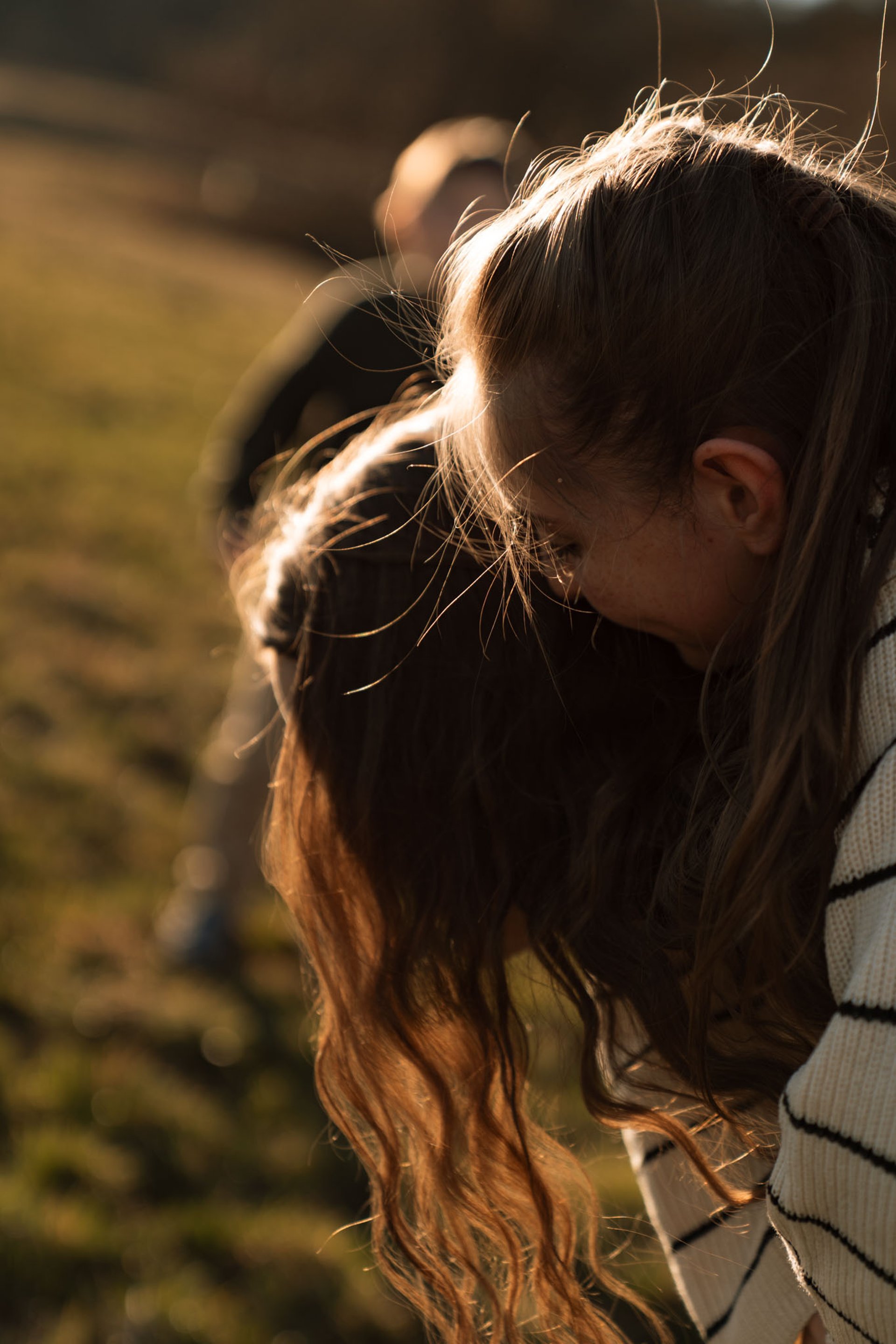 Familienfotos draußen Sonnenunterganz am Feld beim laufen Sophie Sara Fotografie Fotograf in Wr. Neustadt