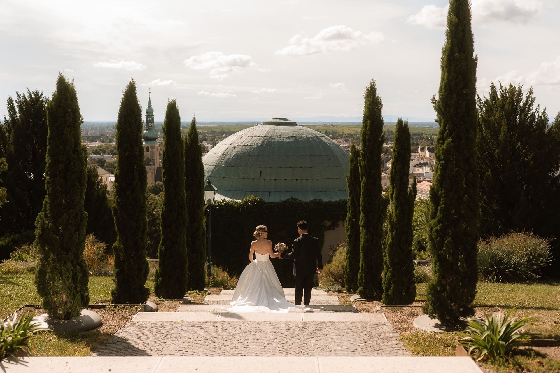 Hochzeitsfotograf in Baden und Wiener Neustadt - old money Ästhetik sophie sara fotografie hochzeitsfotos im kurpark baden