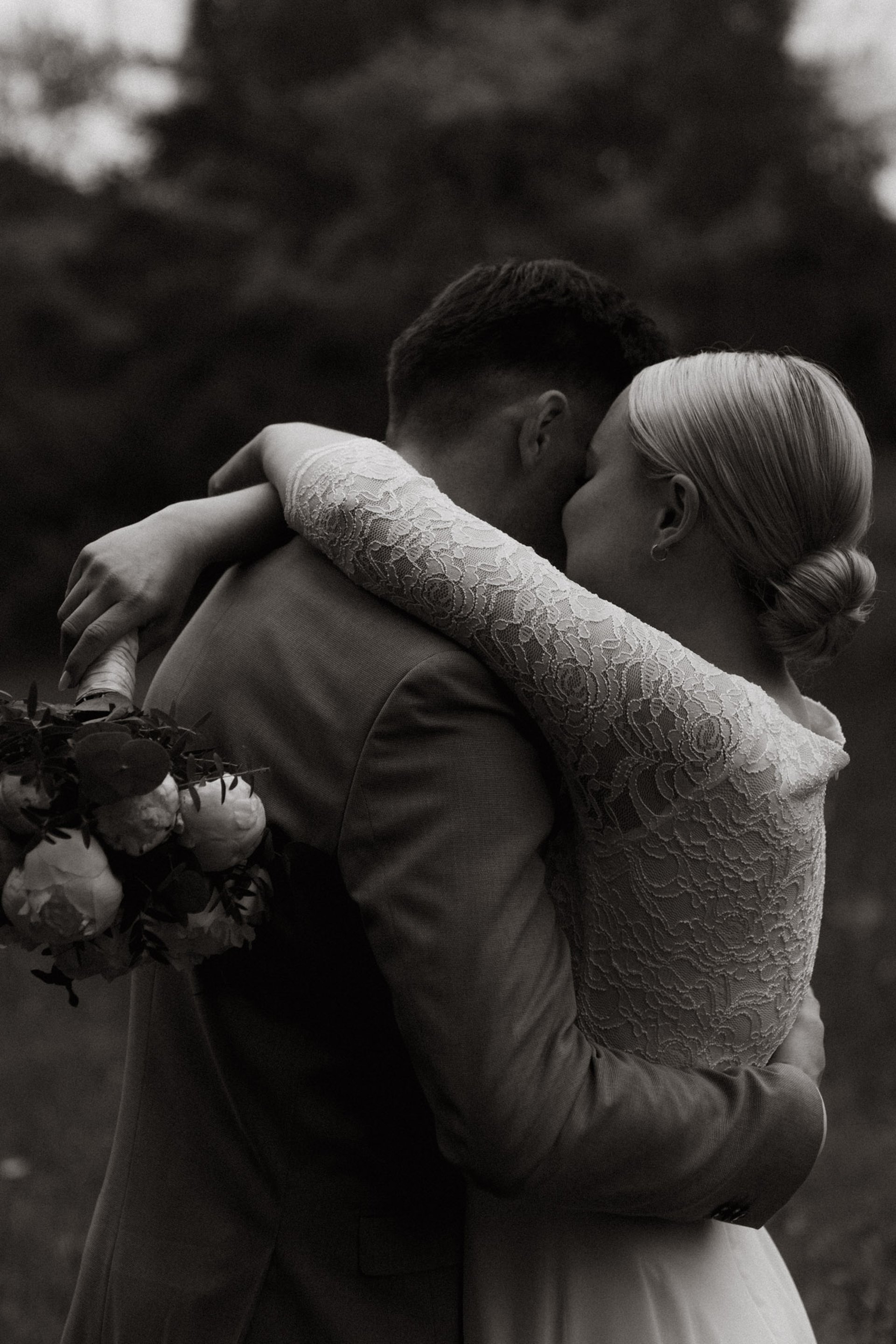 Hochzeitsfotograf in Wien dokumentarisch schwarz weiß nostalgisch storytelling brautpaar Hochzeitsfotos Sophie Sara Fotografi