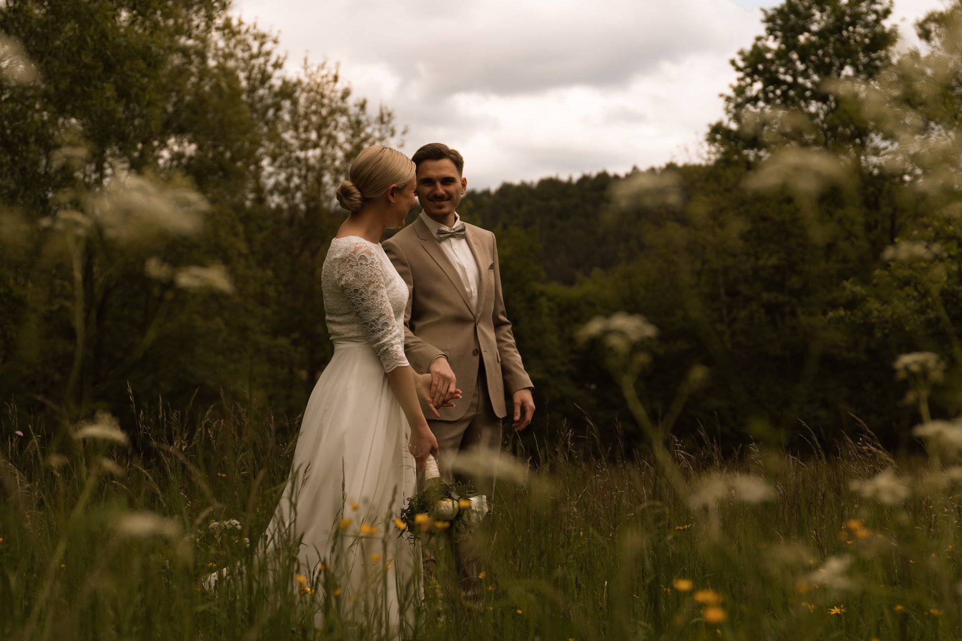 natürliche Hochzeitsfotos in Wiener Neustadt von Hochzeitsfotograf Sophie Sara Fotografie im Schlosspark Pottendorf in Natur