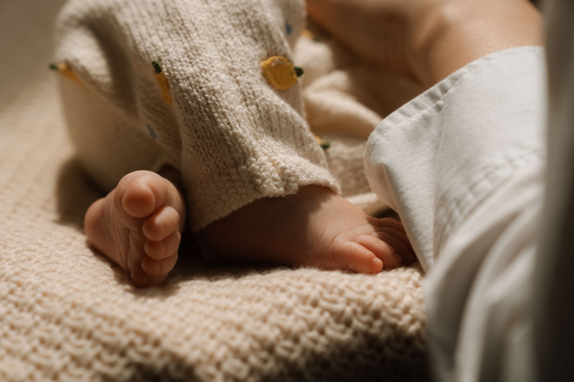Newbornfotos daheim homestory Zuhause Neugeborenen Fotos machen Wiener neustadt Sophie Sara Fotografie Fotograf in Wr. Neusta