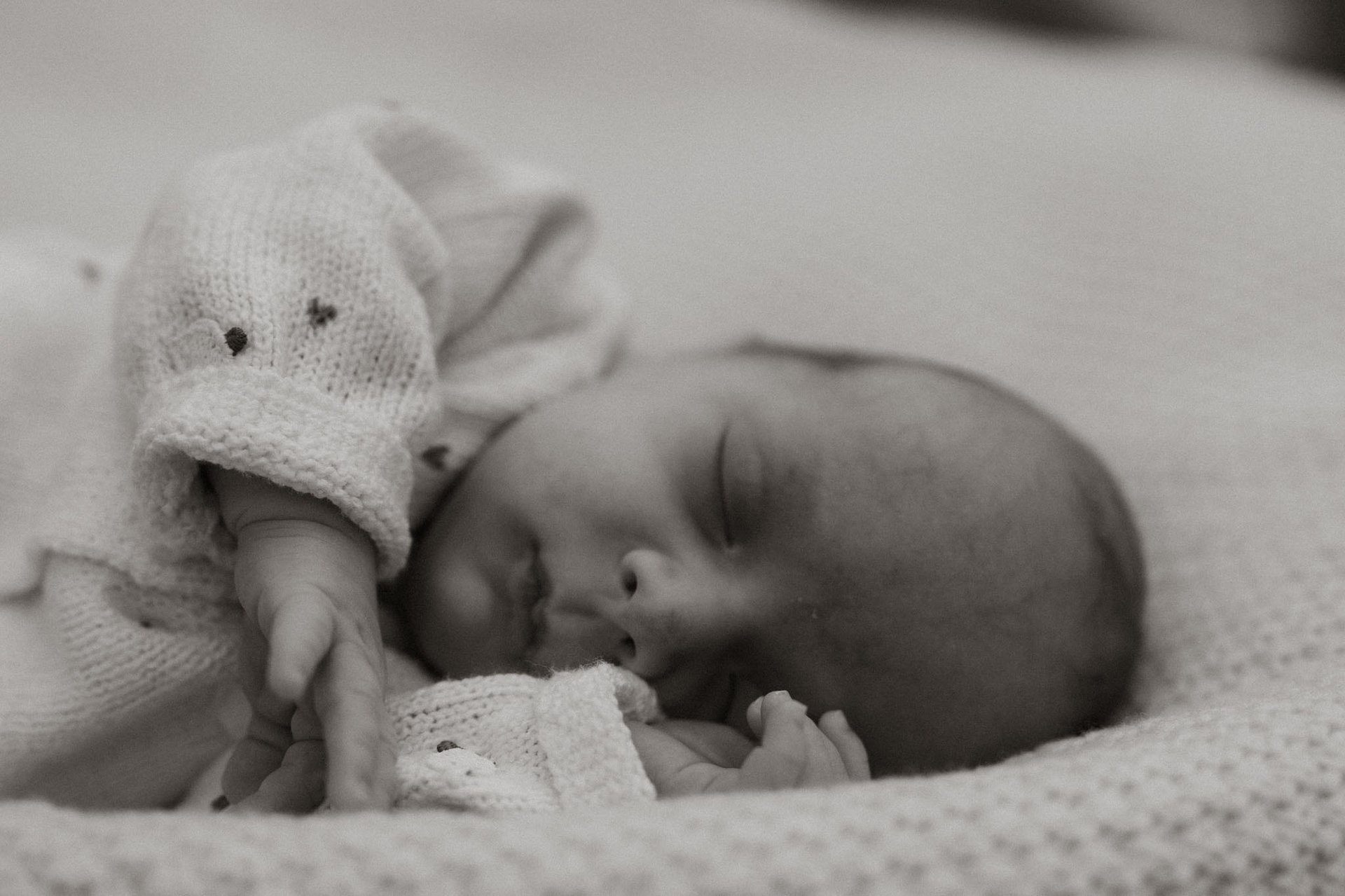 Newbornfotoshooting Babyfotos  Neugeborenenfotos Fotograf Wien natürliche ungestellte storytelling cinematic Newbornfotoshoot