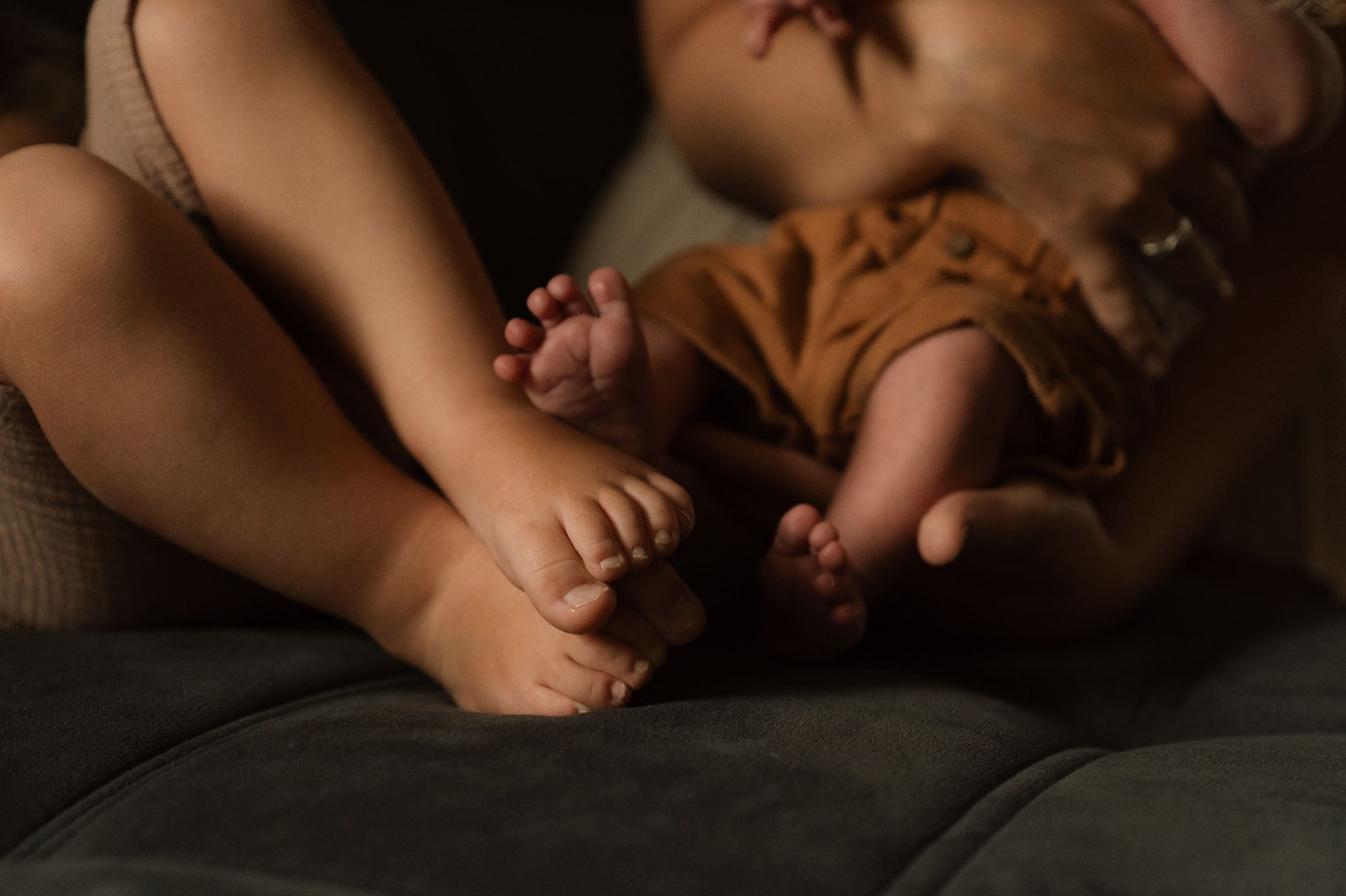 großer bruder geschwisterfotos neugeborenen homestory fotograf in wien wiener neustadt authentische Familienfotos fotoshootin