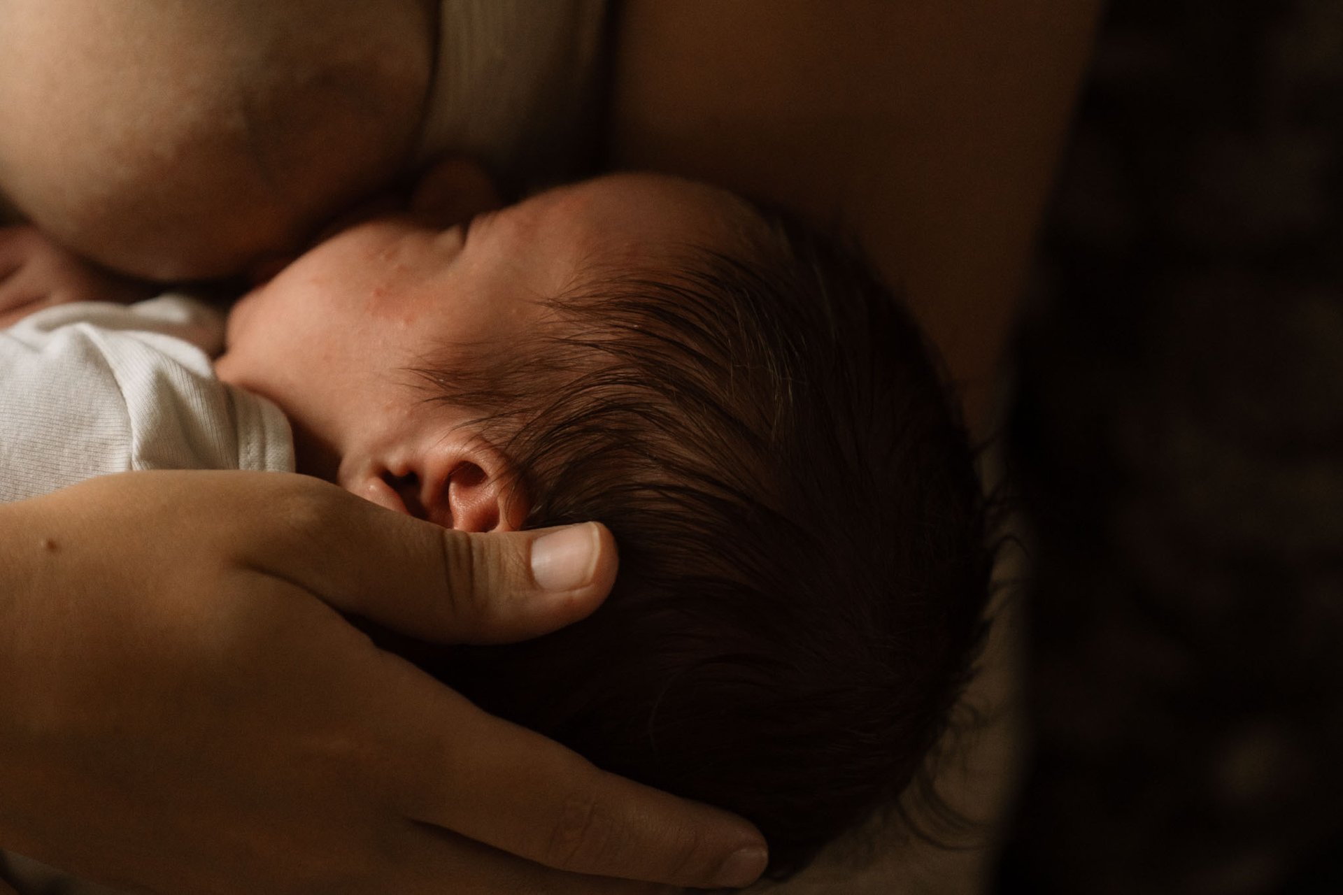 Newbornfotos Newbornshooting authentische Baby Homestory Fotograf in Wien Wiener Neustadt Sophie Sara Fotografie Mutter Baby