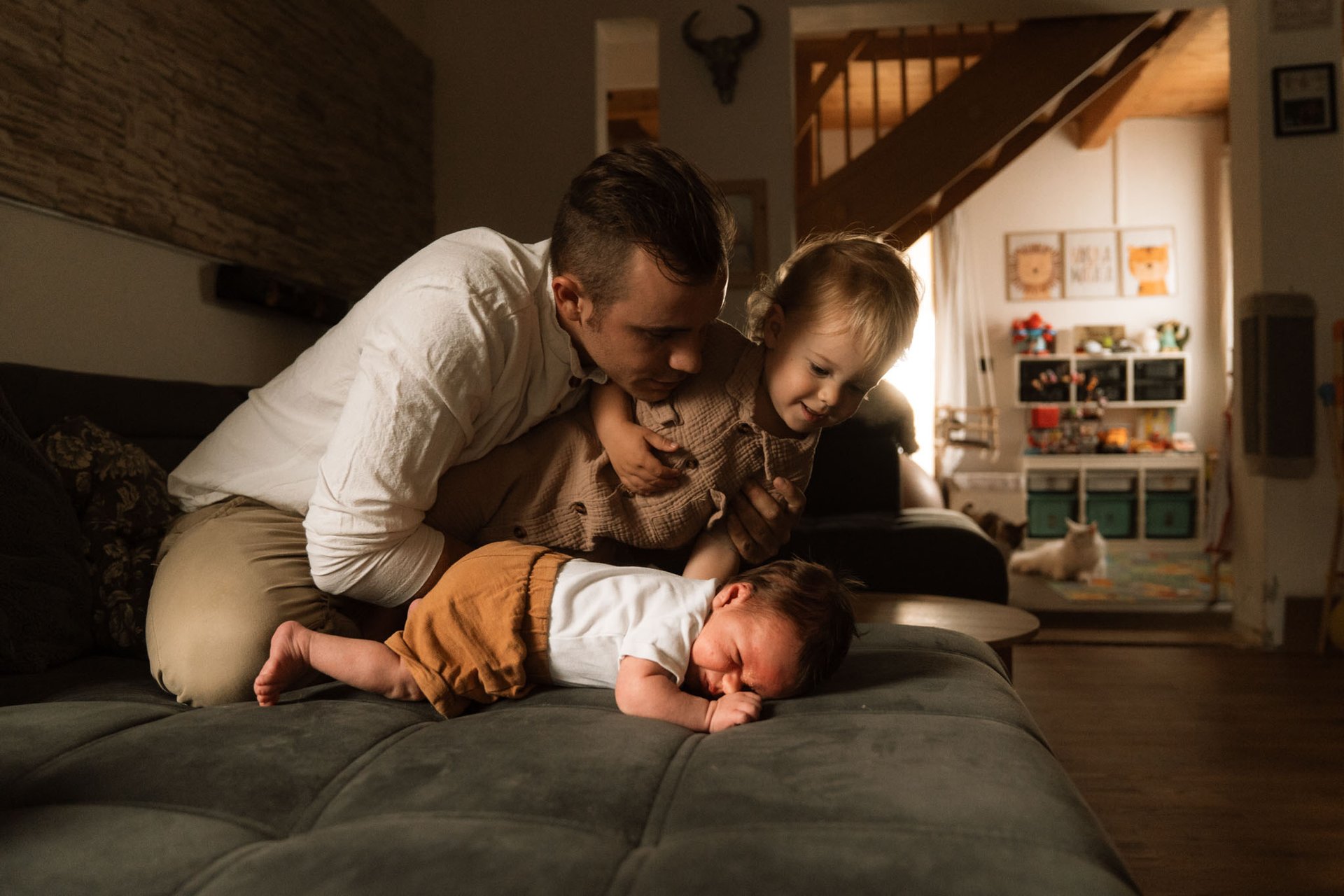 großer bruder geschwisterfotos neugeborenen homestory fotograf in wien wiener neustadt authentische Familienfotos fotoshootin