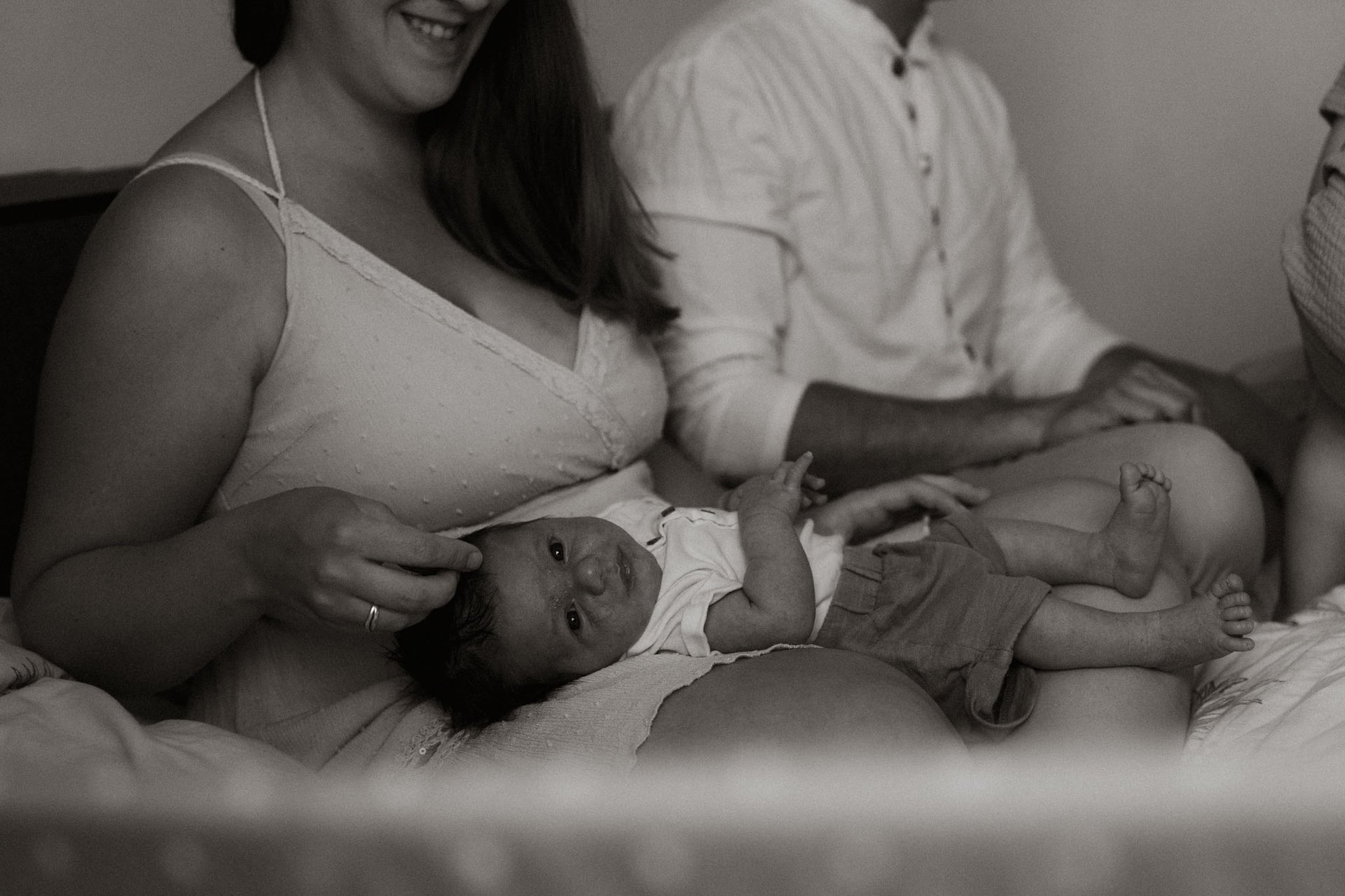 großer bruder geschwisterfotos neugeborenen homestory fotograf in wien wiener neustadt authentische Familienfotos fotoshootin