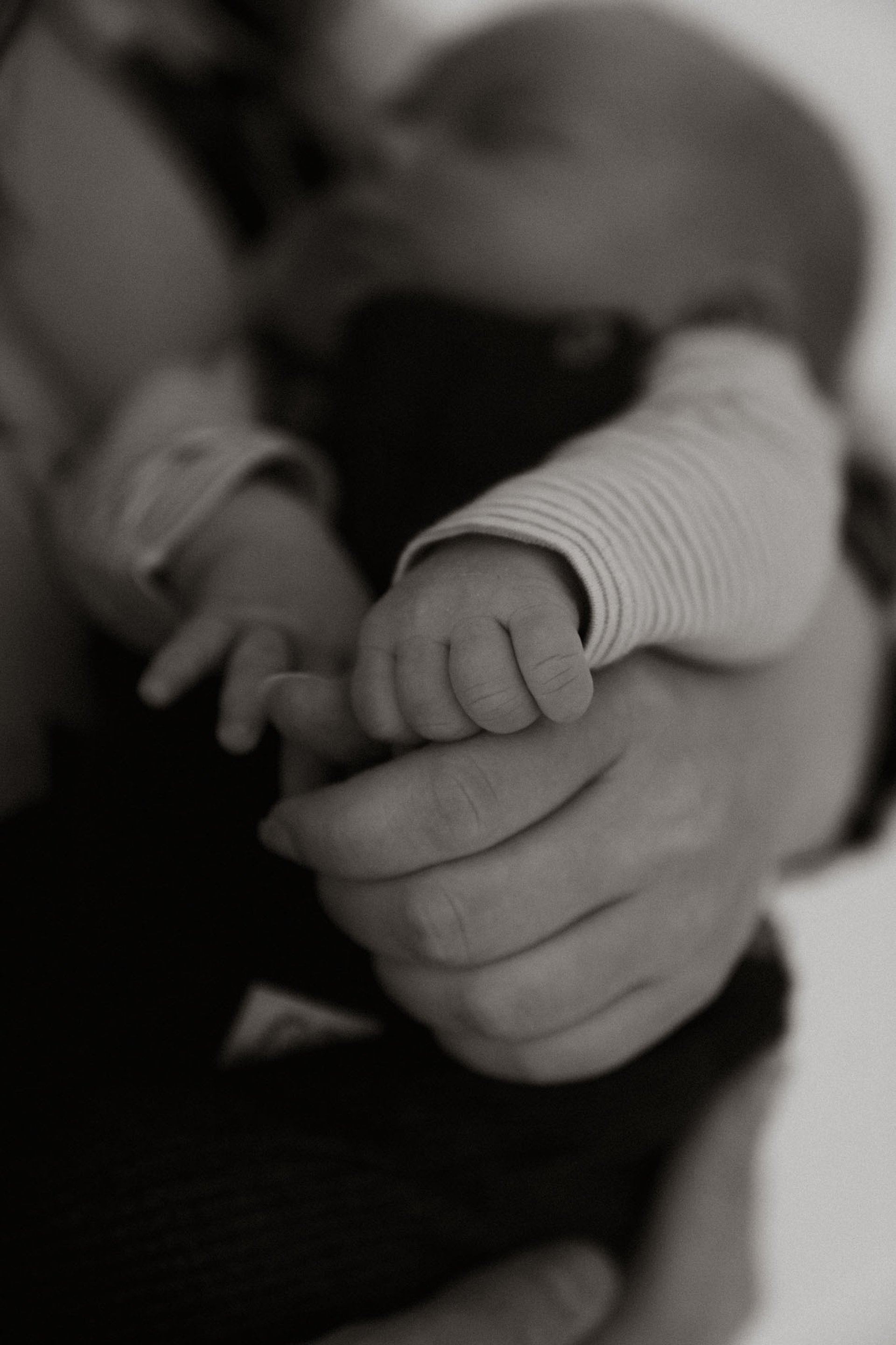 Newbornfotos Newbornshooting authentische Baby Homestory Fotograf in Wien Wiener Neustadt Sophie Sara Fotografie Mutter Baby