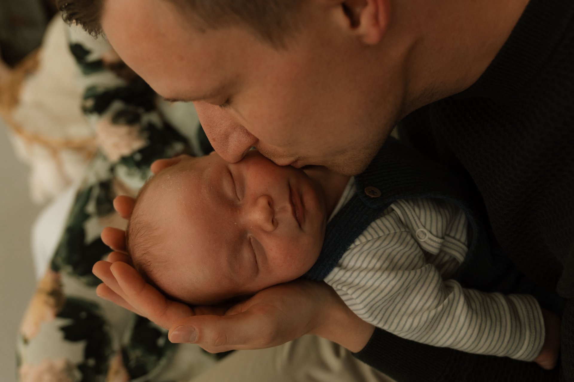 Newbornfotos Newbornshooting authentische Baby Homestory Fotograf in Wien Wiener Neustadt Sophie Sara Fotografie Mutter Baby