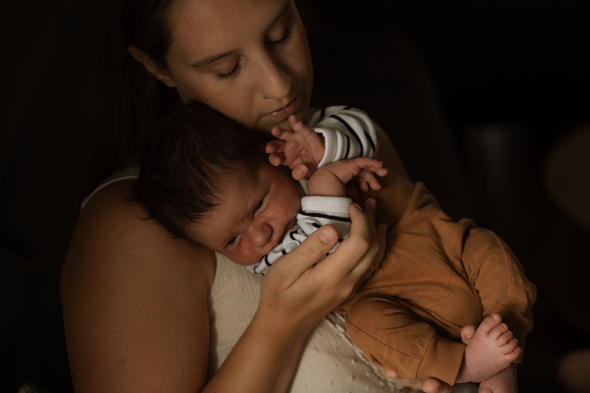Stillfotos mama mit neugeborenem daheim Newbornshooting Babyfotos Fotograf in Wien Wiener Neustadt Sotrytelling motherhood da