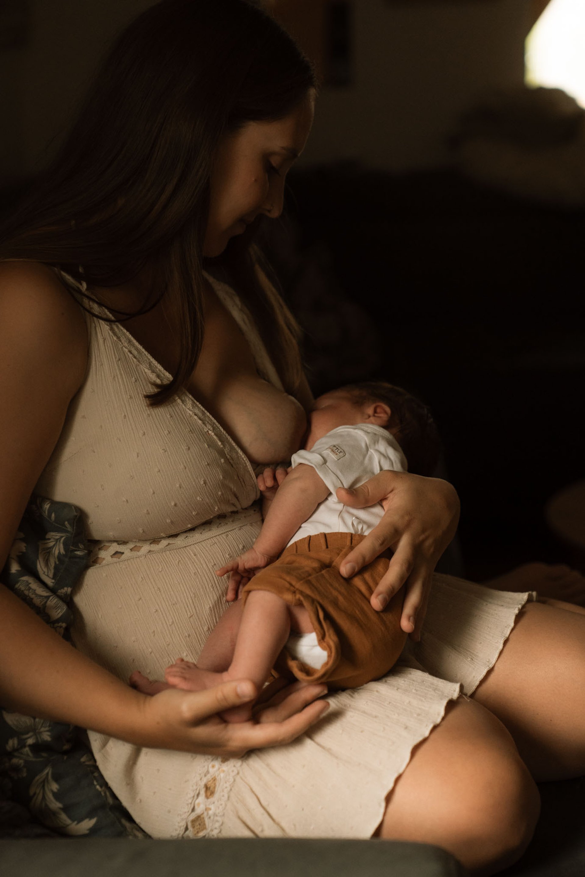 Mutter mit baby beim Stillen emotionale Stillfotos Wien Newbornshooting Babyfotos Fotograf in Wien Wiener Neustadt Sotrytell