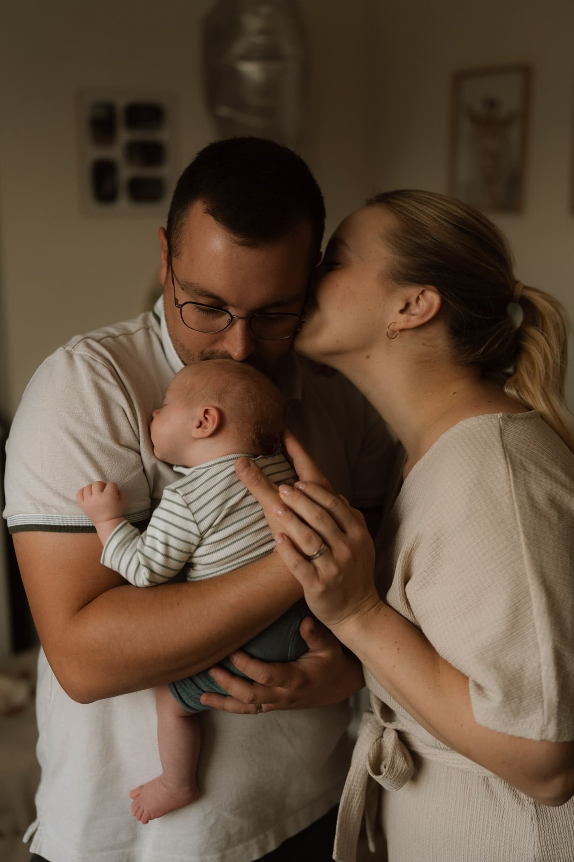 Stillfotos mama mit neugeborenem daheim Newbornshooting Babyfotos Fotograf in Wien Wiener Neustadt Sotrytelling motherhood da