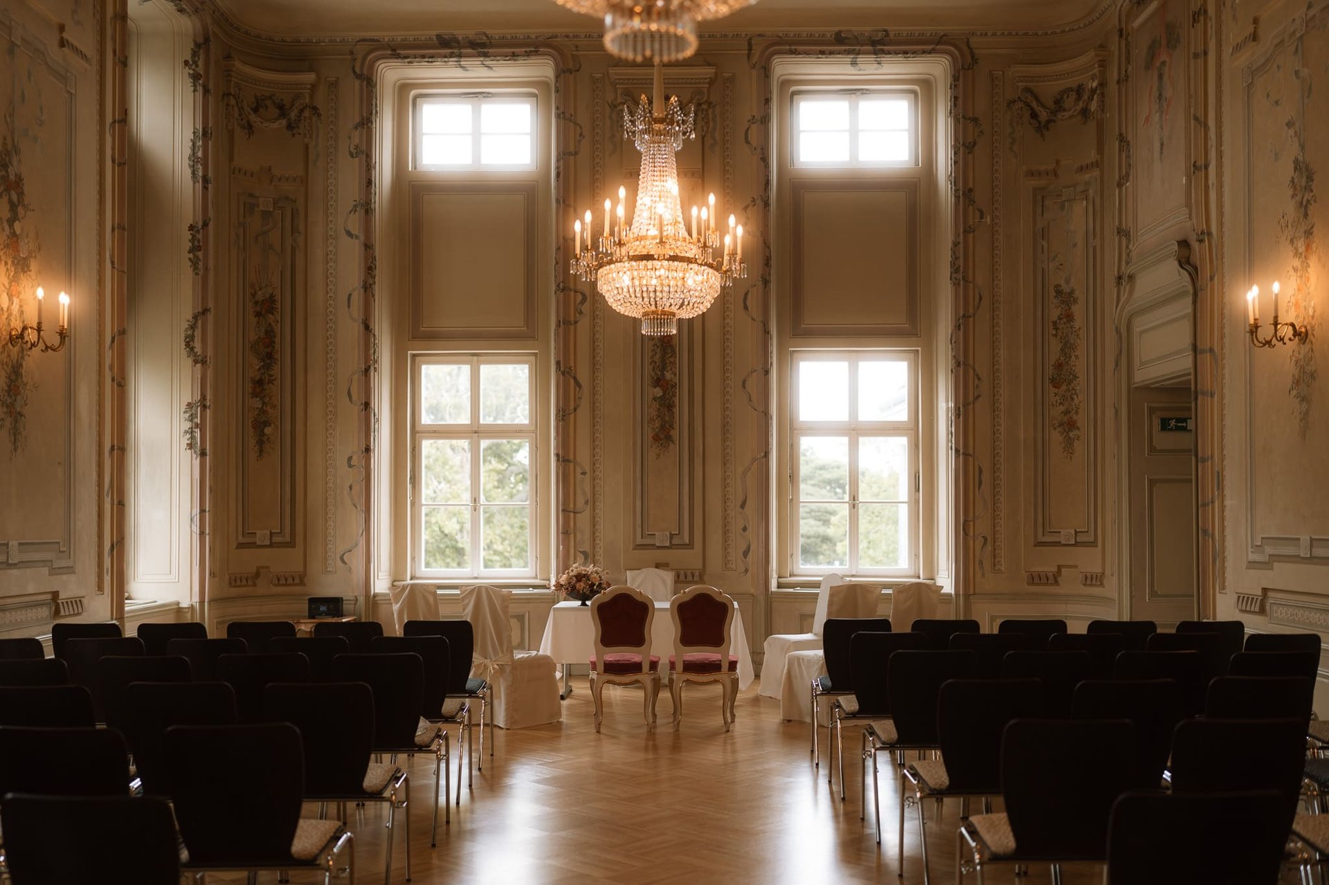 Familienfotos draußen Sonnenunterganz am Feld beim laufen Sophie Sara Fotografie Fotograf in Wr. Neustadt