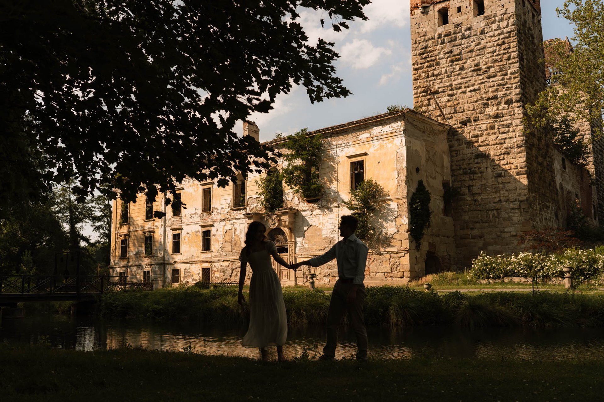 Paar bei Schloss Pottendorf für Verlobungsfotos dokumentarische natürliche Verlobungsshooting Wiener Neustadt Eisenstadt Soph