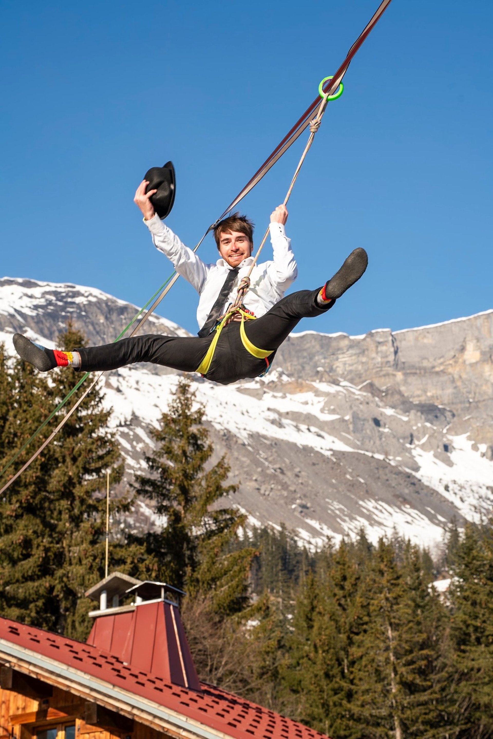 Antonin avec le grand sourire pendu dans son baudrier sous la highline lors de notre prestation avec la commune de Passy