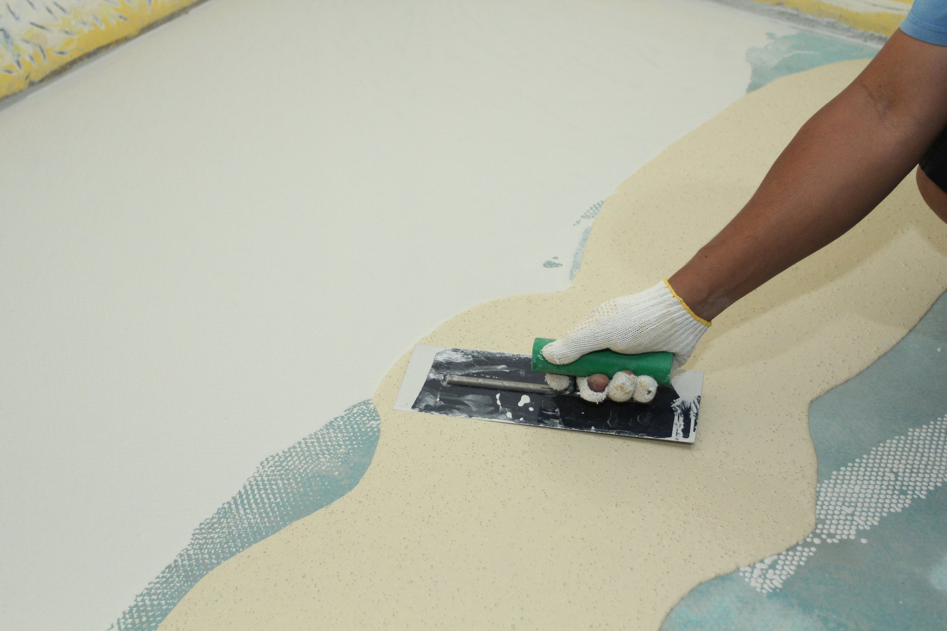 gray computer monitor