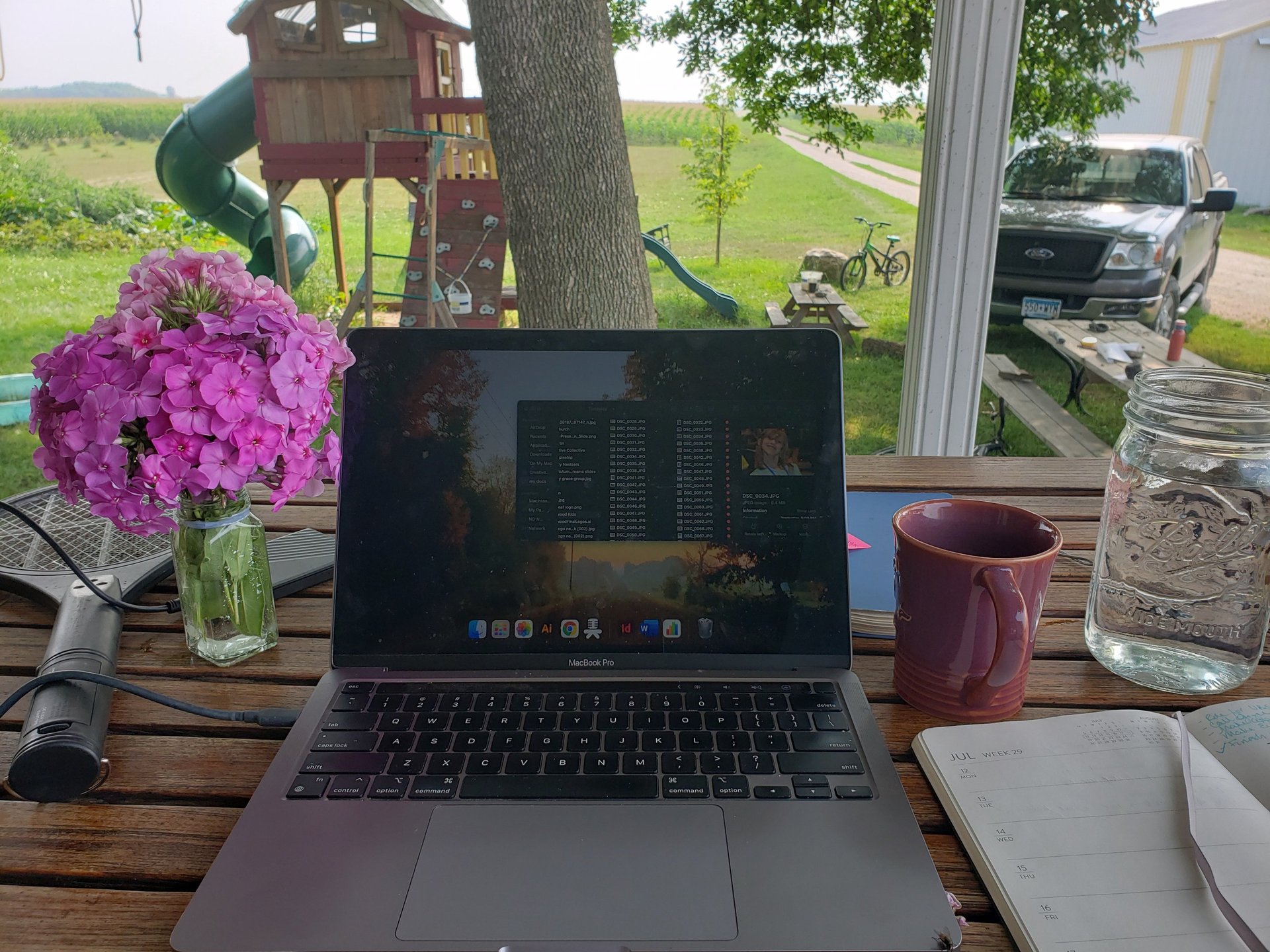 gray computer monitor