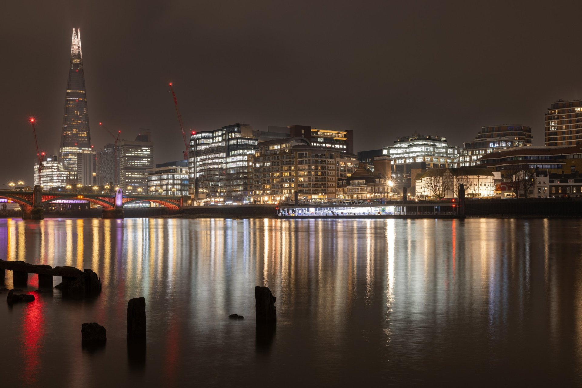 gray computer monitor