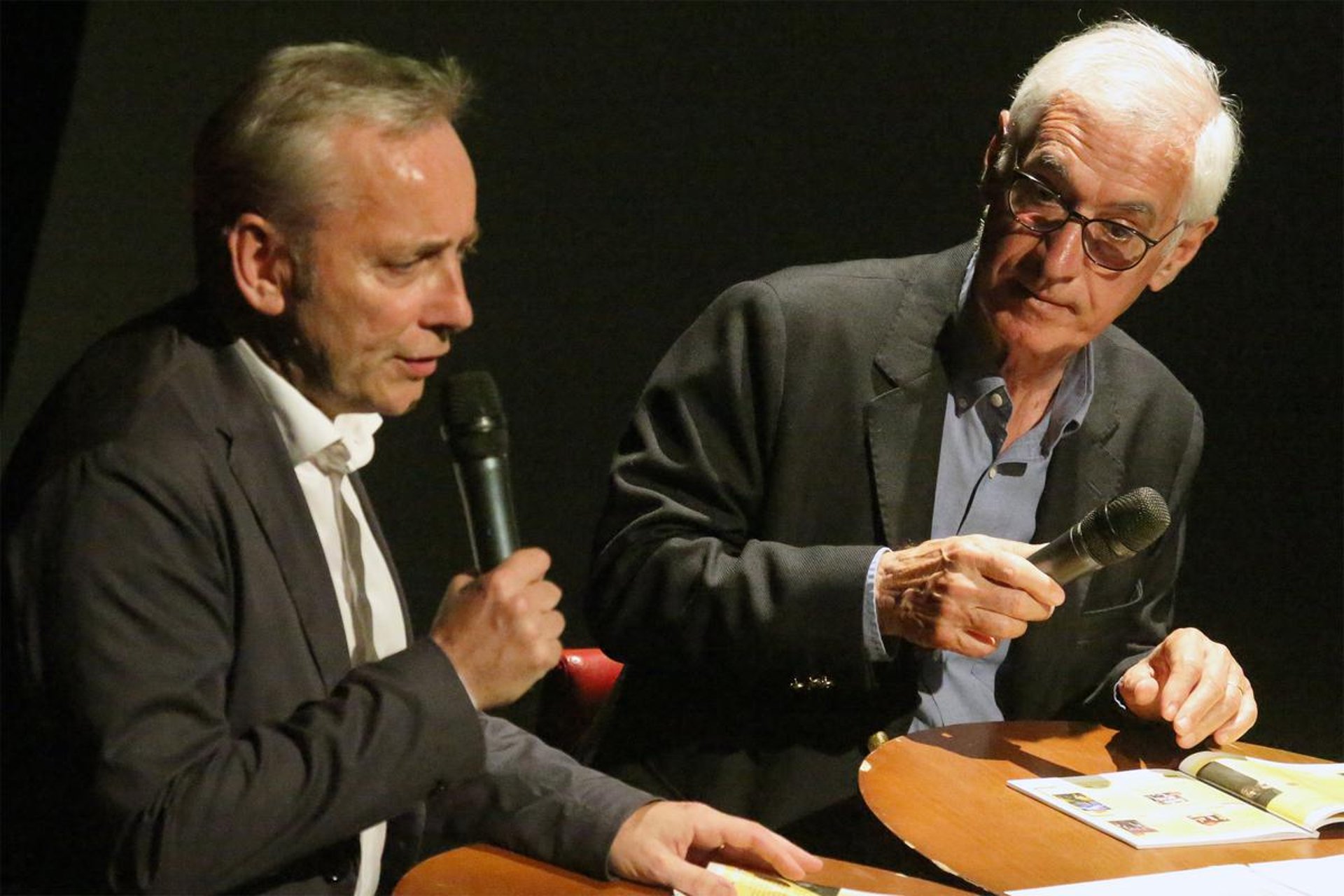 gray computer monitor