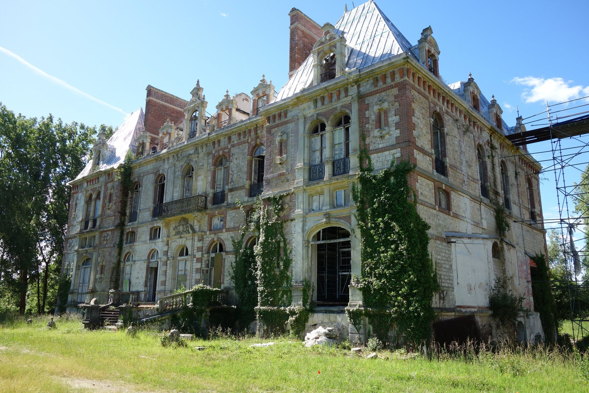 a flock of pigeons sitting on top of a building