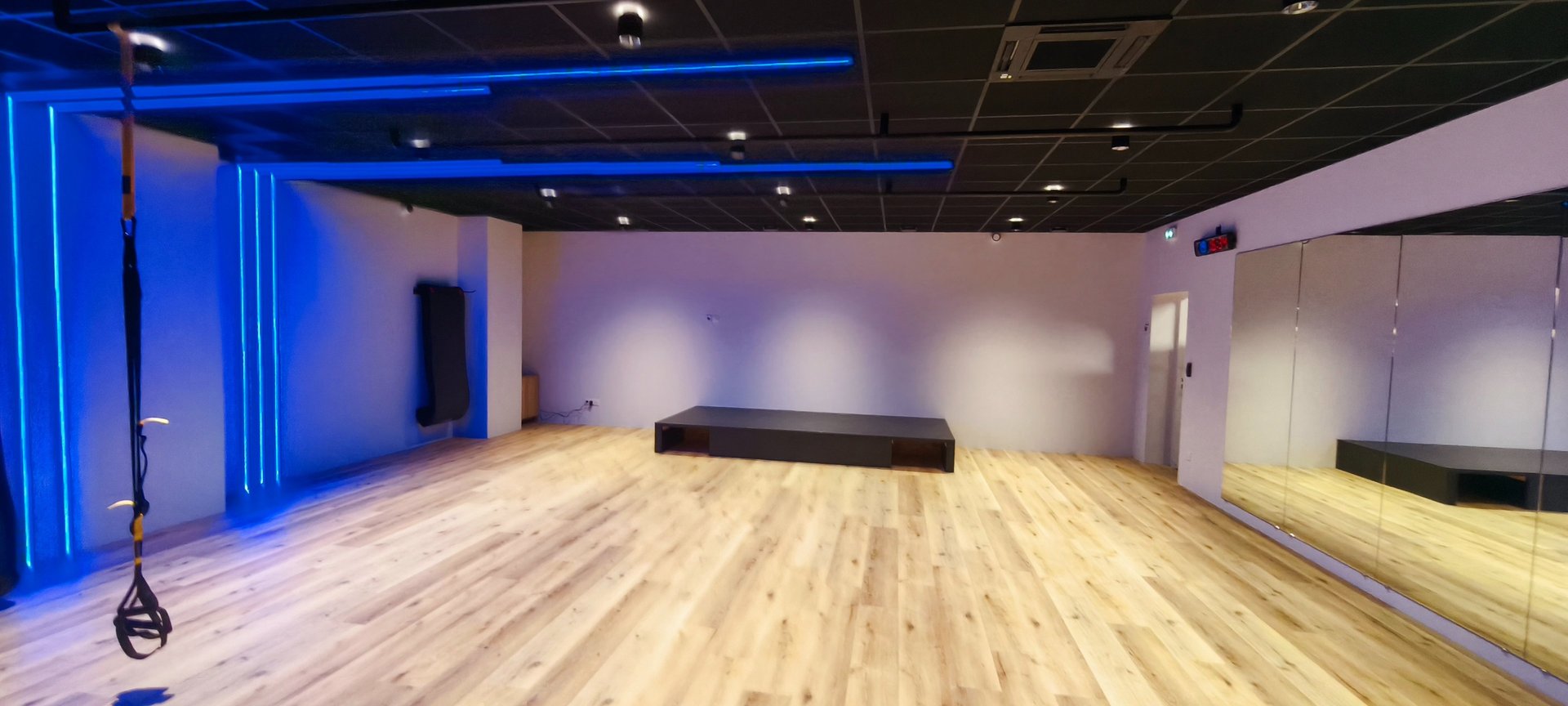 gray computer monitor