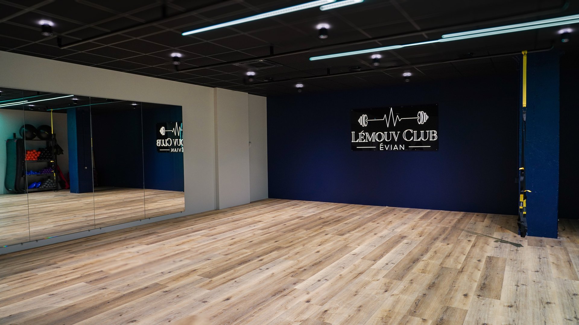 gray computer monitor