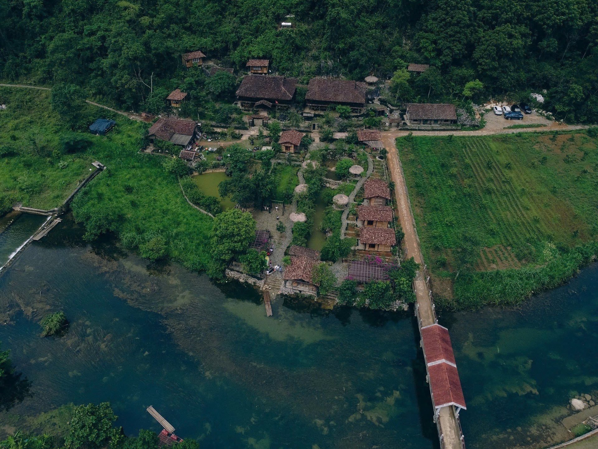 gray computer monitor