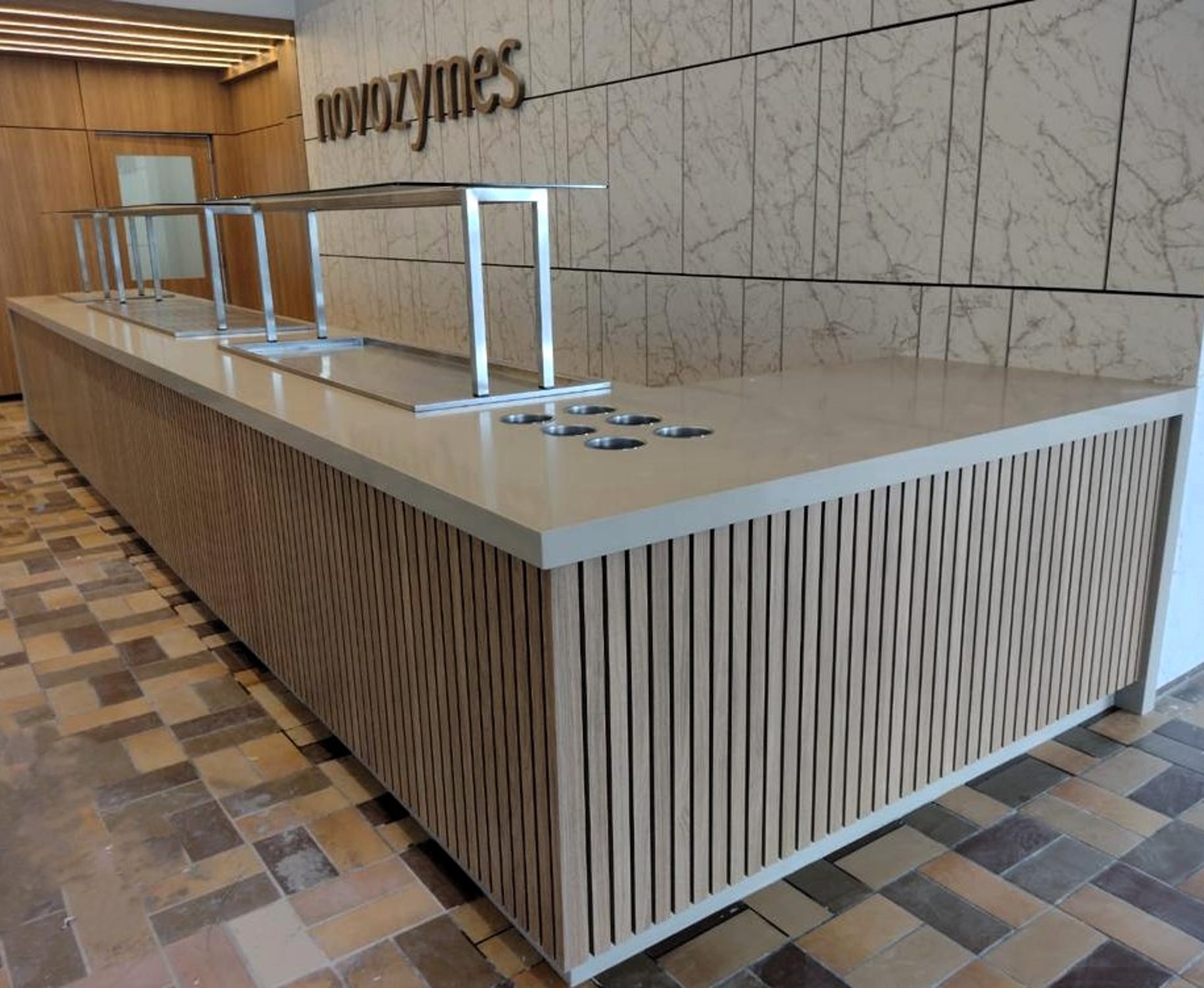 gray computer monitor